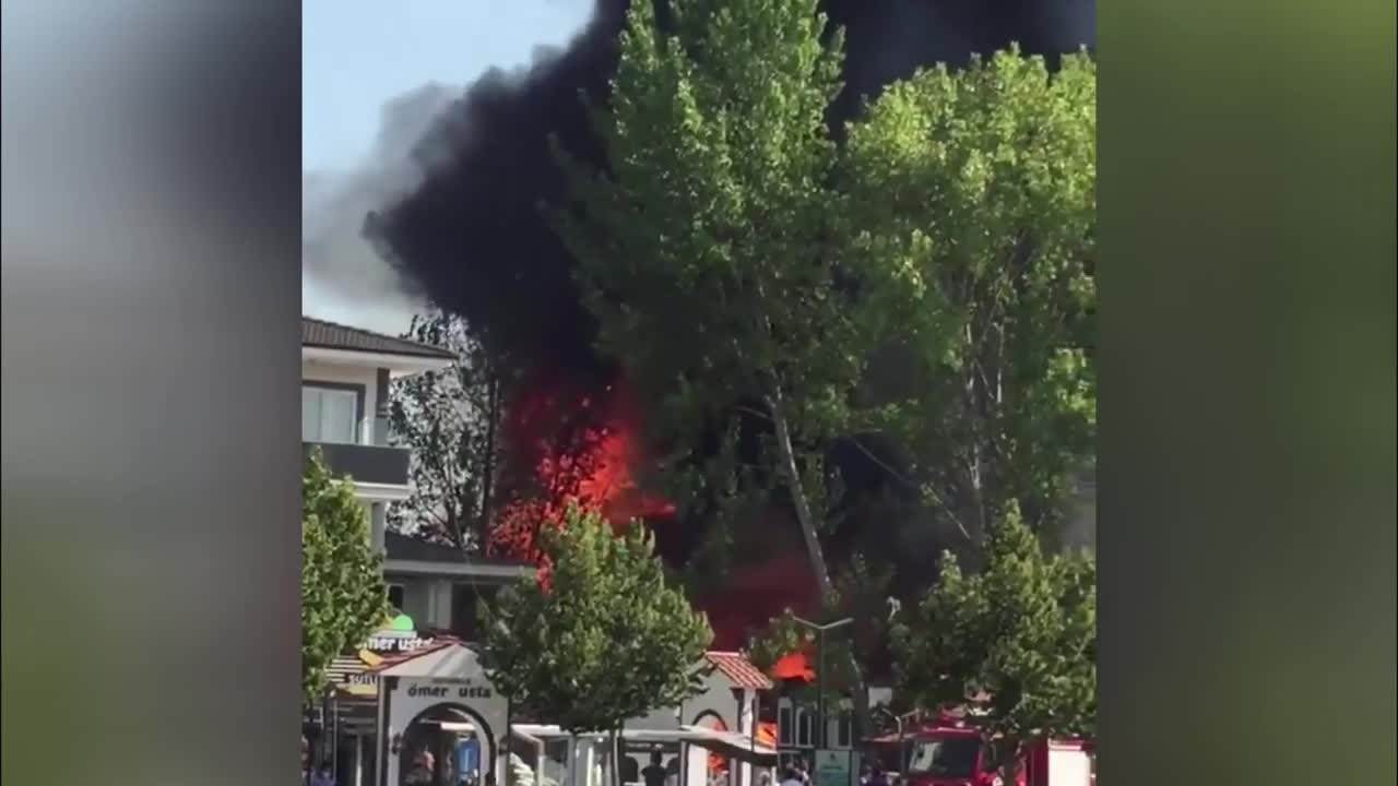 SAKARYA'DA SÜPERMARKET DEPOSUNDA YANGIN KORKUTTU