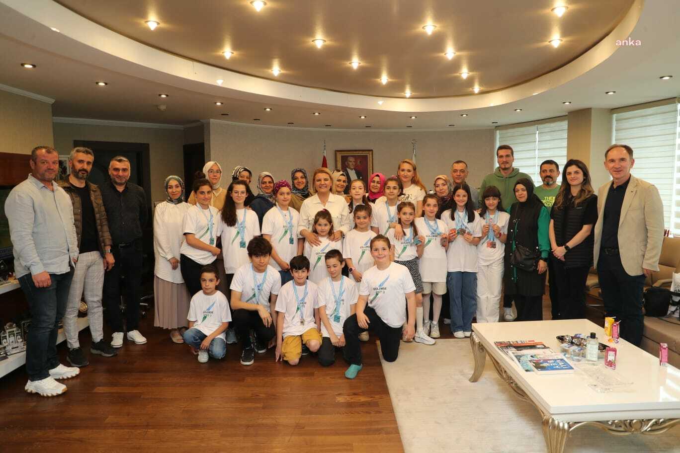 İZMİT BELEDİYE BAŞKANI HÜRRİYET, BAŞARILI MİNİK YÜZÜCÜLERİ AĞIRLADI