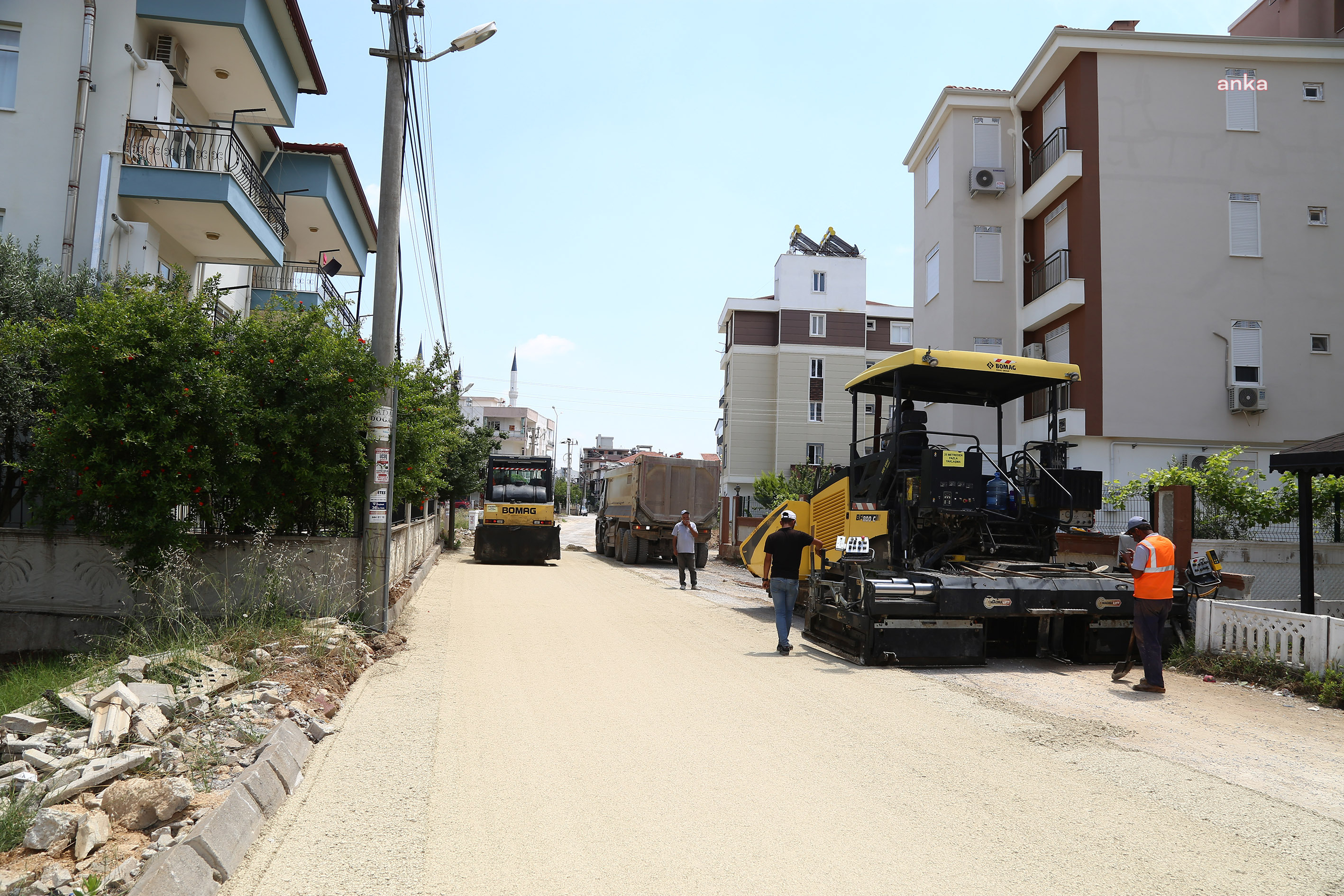 DÖŞEMEALTI’NDA ALTYAPILARI TAMAMLANAN CADDE VE SOKAKLAR SICAK ASFALTA KAVUŞUYOR