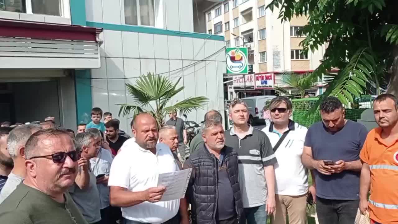 SOMA’DAKİ MADEN İŞÇİLERİ, TOPLU SÖZLEŞMEYİ PROTESTO ETTİ: “HEPİMİZİN HAYALİ, BİR EKMEK PARASI CEBİMİZE KOYABİLMEKTİ. BUNLAR BİZE 1 LİRANIN DÖRTTE BİRİNİ REVA GÖRDÜLER”