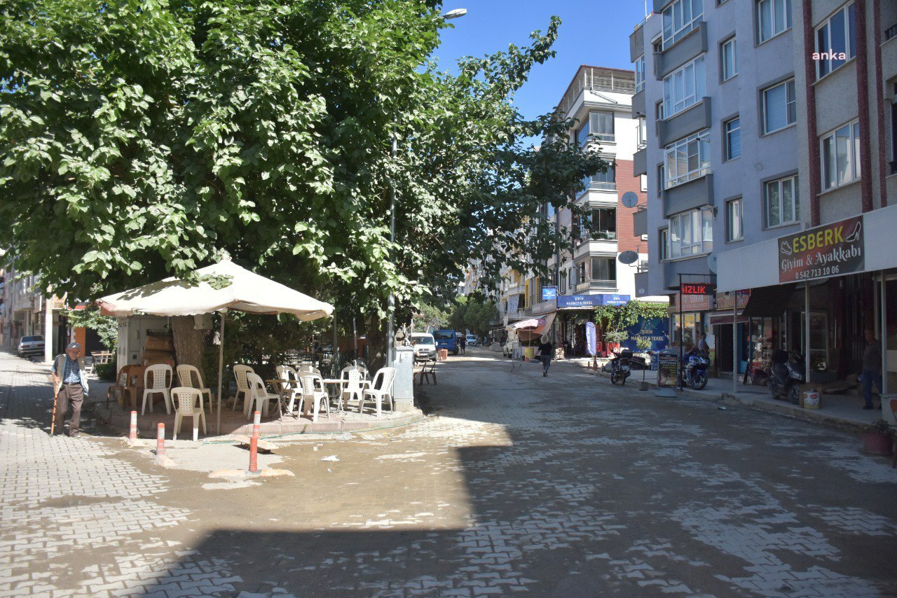 EDREMİT BELEDİYESİ’NDEN CUMHURİYET MAHALLESİ’NDE PARKE TAŞI ÇALIŞMASI
