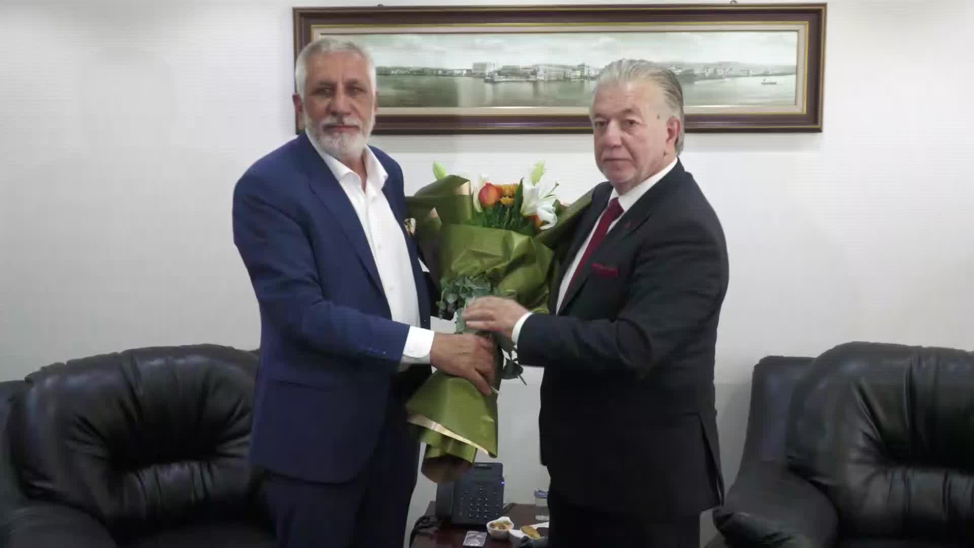 İZMİR ESNAF VE SANATKARLAR ODALARI BİRLİĞİ’NİN YENİ BAŞKANI YALÇIN ATA, GÖREVİNE BAŞLADI... ATA: “İZMİR ESNAFININ EKMEĞİNİ BÜYÜTMEYE GELDİK”