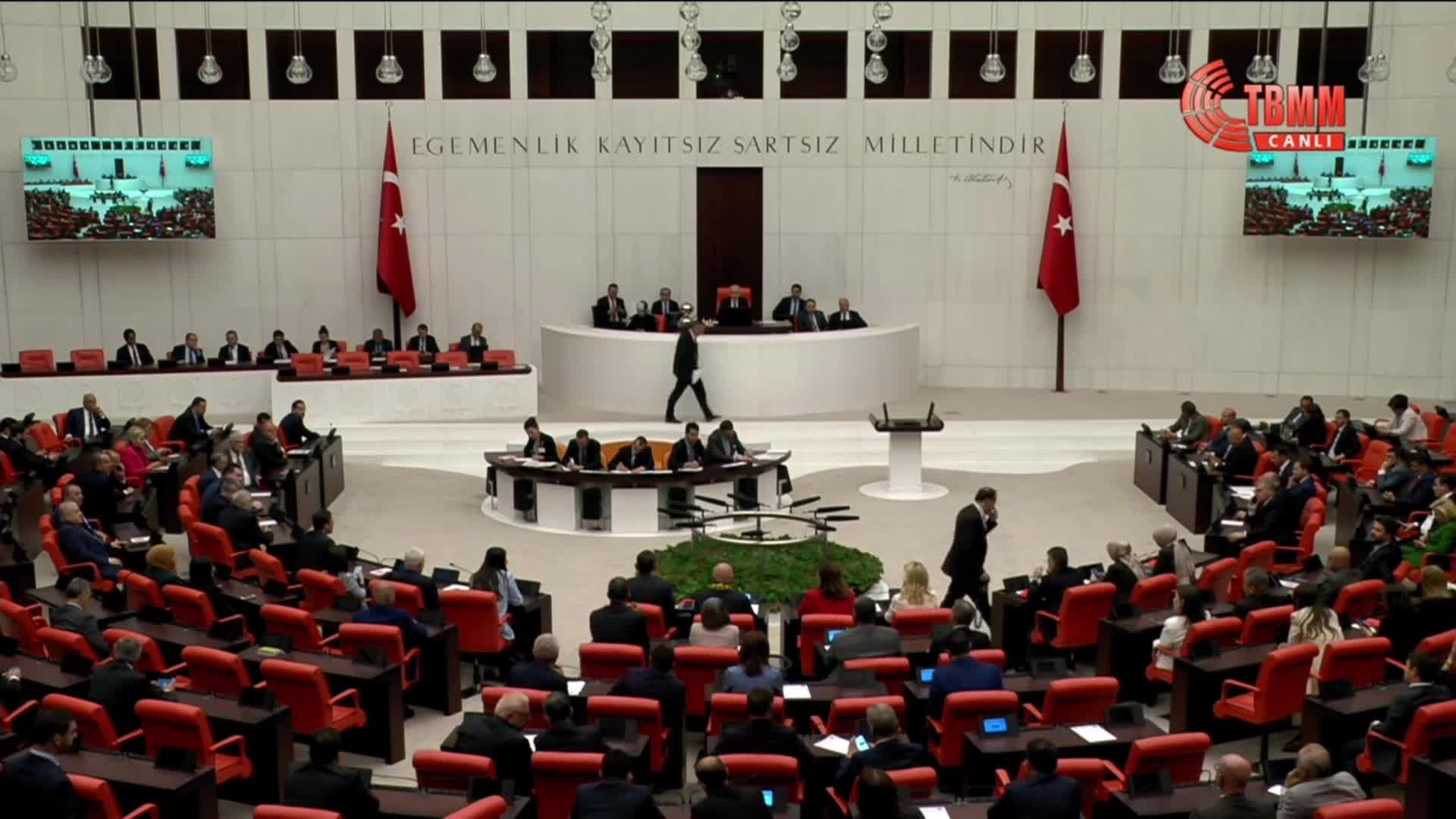 ÖZGÜR ÖZEL'DEN MECLİS'TE CAN ATALAY ÇAĞRISI: "77 BİN OY ALMIŞ BİR ARKADAŞIMIZ EN AZ BENİM KADAR, EN AZ ABDULLAH GÜLER KADAR BURADA BU GÖREVİ HAK EDİYOR"