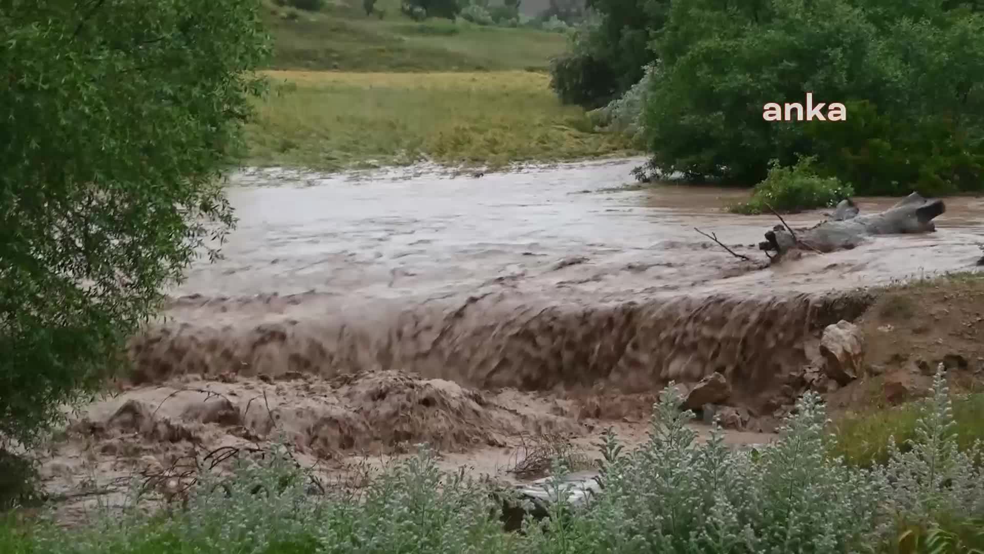 YOZGAT’TA SON BİR HAFTADIR ETKİLİ OLAN YAĞMUR DERELERİ TAŞIRDI, EKİLİ ALANLAR ZARAR GÖRDÜ
