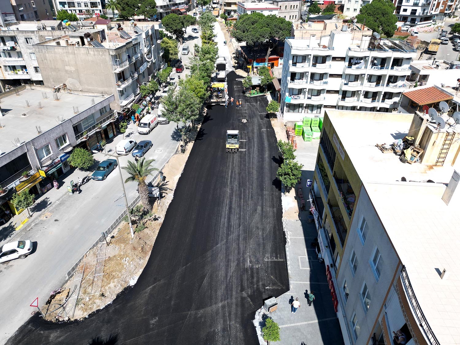 KUŞADASI BELEDİYESİ, DAVUTLAR'DA YOL YAPIM VE YENİLEME ÇALIŞMALARINI SÜRDÜRÜYOR