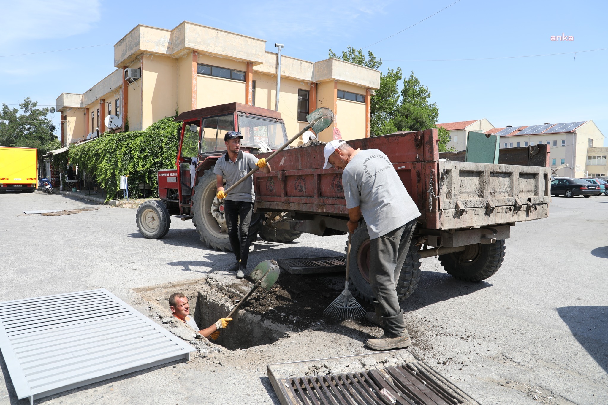 BURHANİYE BELEDİYESİ EKİPLERİNDEN MAZGALLARDA TEMİZLİK VE YENİLEME ÇALIŞMASI