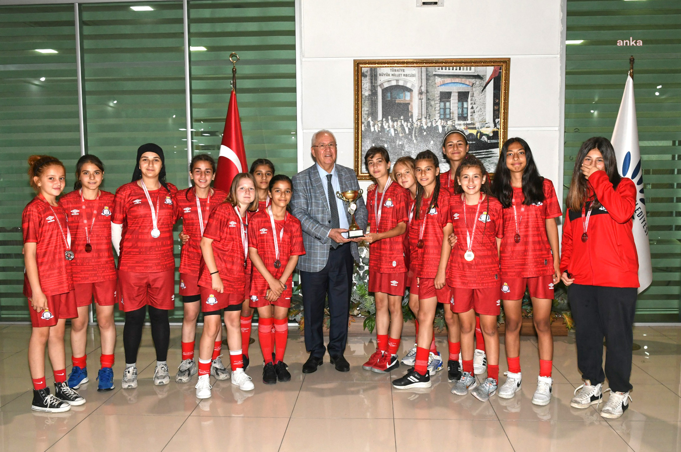 KUPALARIYLA BAŞKAN SELVİTOPU'NA GELDİLER