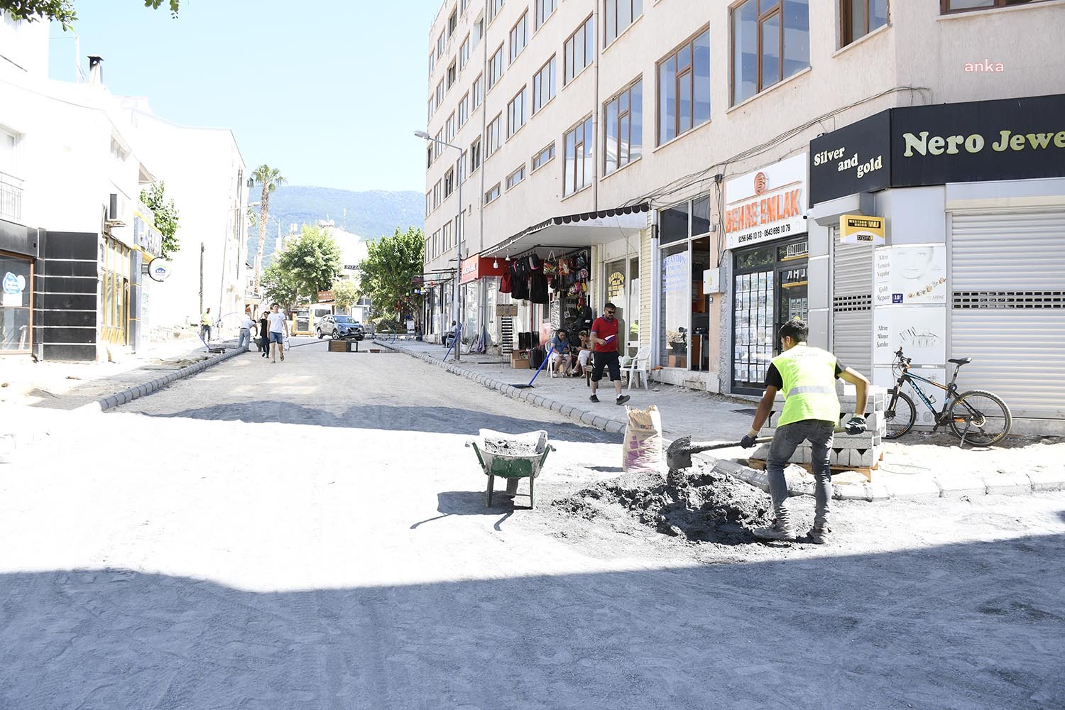 KUŞADASI BELEDİYESİ'NİN GÜZELÇAMLI MAHALLESİ’NDE YENİLEME ÇALIŞMALARI DEVAM EDİYOR