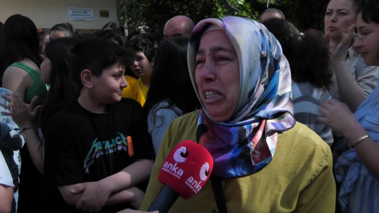 ANKARA'DA MİMAR KEMAL ORTAOKULU ÖĞRENCİ VE VELİLERİ OKULUN KAPATILMAMASI İÇİN EYLEM YAPTI: "EĞER BU OKUL YIKILIRSA BİZDE KEPÇELERİN ALTINDA YATARIZ BU KADAR NET"