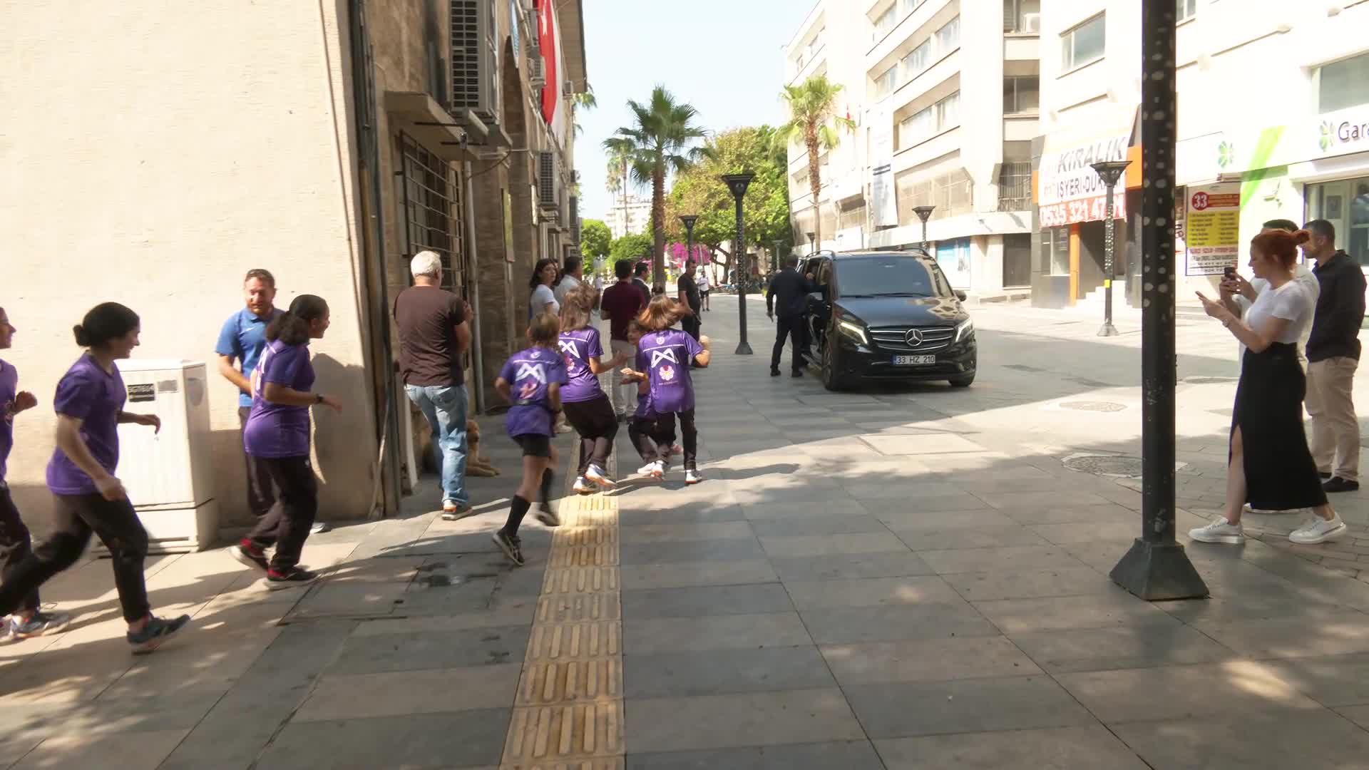 MERSİN BÜYÜKŞEHİR BELEDİYESİ’NİN SPORCULARINDAN BAŞKAN SEÇER’E ‘BABALAR GÜNÜ’ SÜRPRİZİ