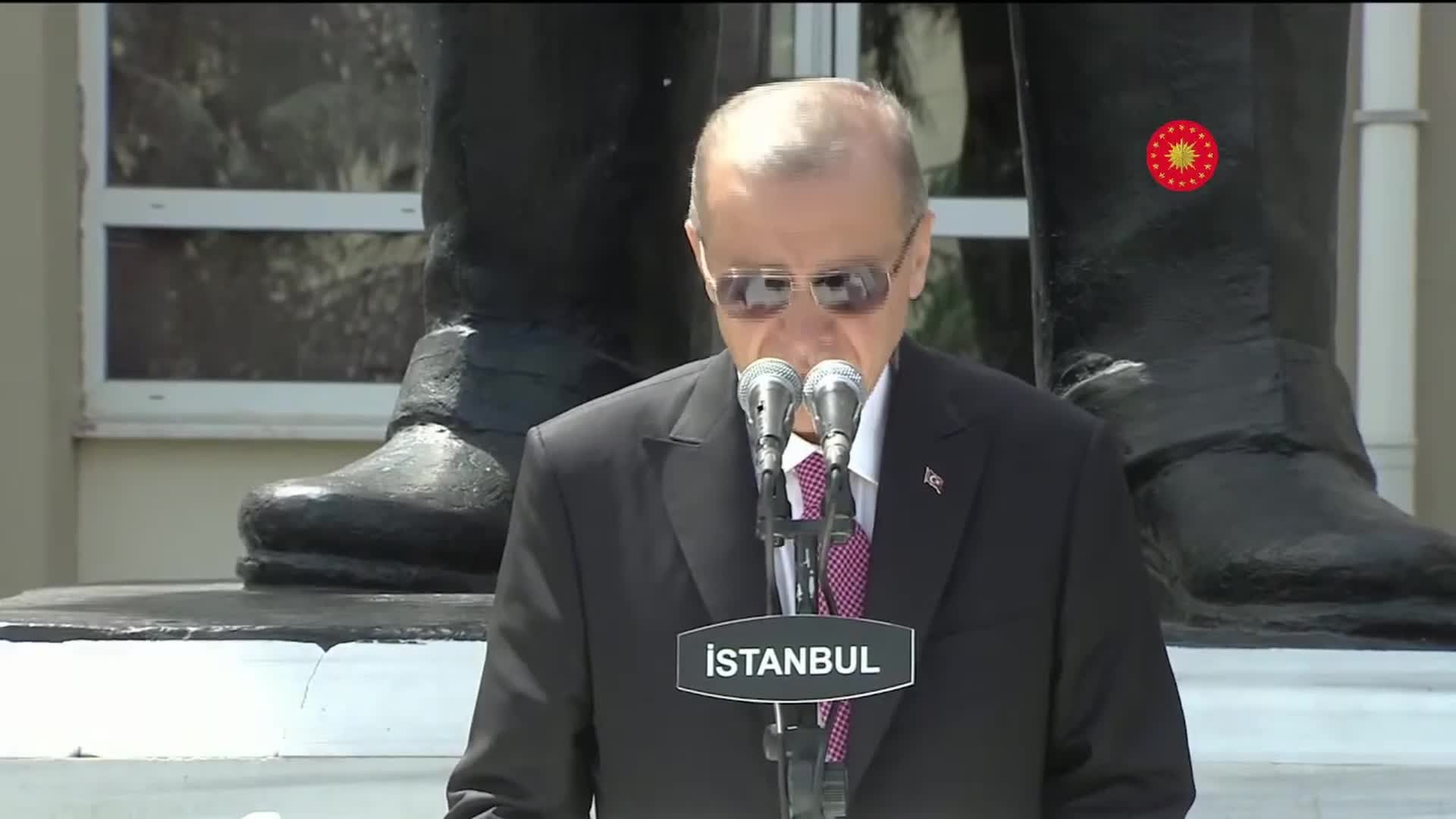 ERDOĞAN, İSTANBUL’DA KARNE TÖRENİNE KATILDI: "MERDİVEN ALTI KAPKAÇÇILARA KENDİNİZİ KAPTIRMAYIN"
