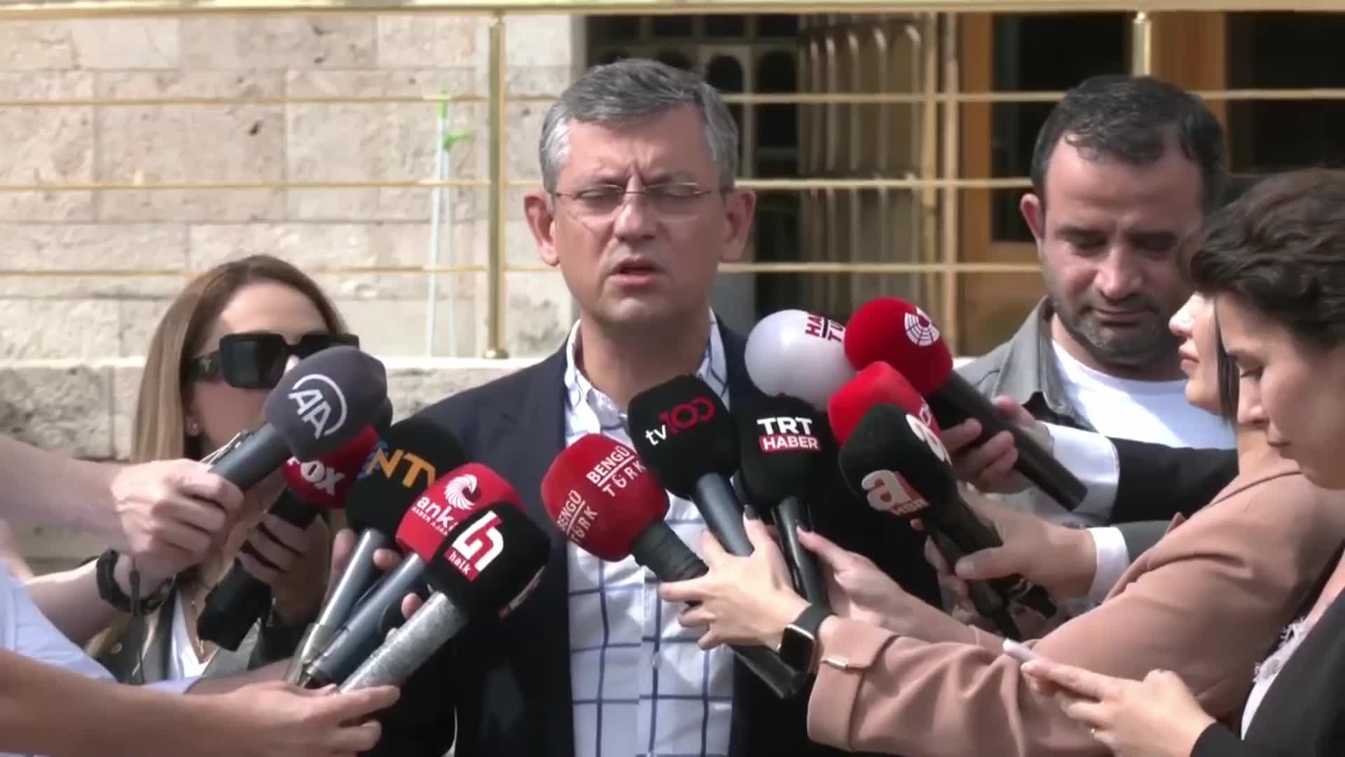 ÖZGÜR ÖZEL: "ABDÜLLATİF ŞENER’İ LİSTEMİZE KOYUP DA OY VERDİRTTİĞİMİZ VE ONU BURAYA TAŞIYIP DA TAŞIYAMADIĞIMIZ CHP’LİLERDEN ÖZÜR DİLEMEK DIŞINDA SÖYLENECEK SÖZ YOK. YOKSA KENDİSİ CEVABA DEĞECEK BİR TUTUM İÇİNDE DEĞİL"