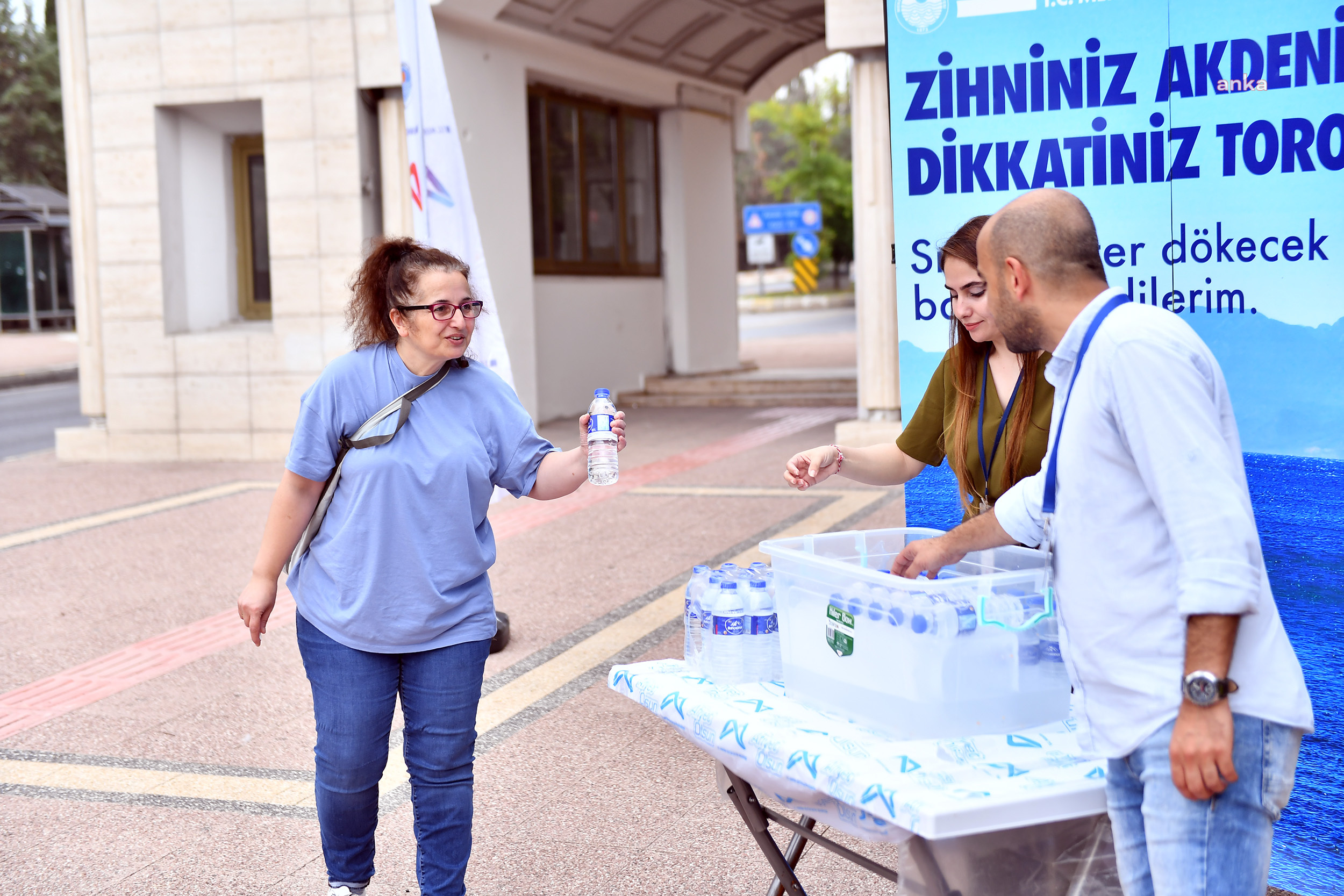 MERSİN BÜYÜKŞEHİR, YKS’YE GİREN ÖĞRENCİLERE VE AİLELERİNE SU İKRAMINDA BULUNDU