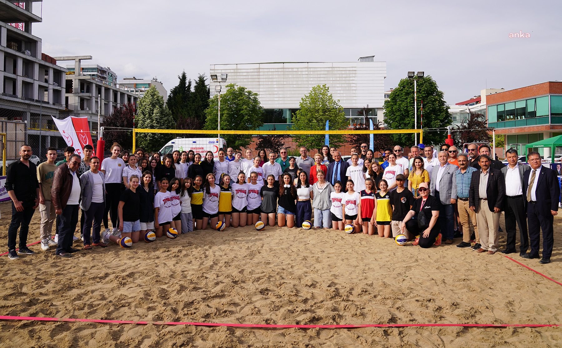TEPEBAŞI'NDA PLAJ VOLEYBOLU FESTİVALİ BAŞLADI