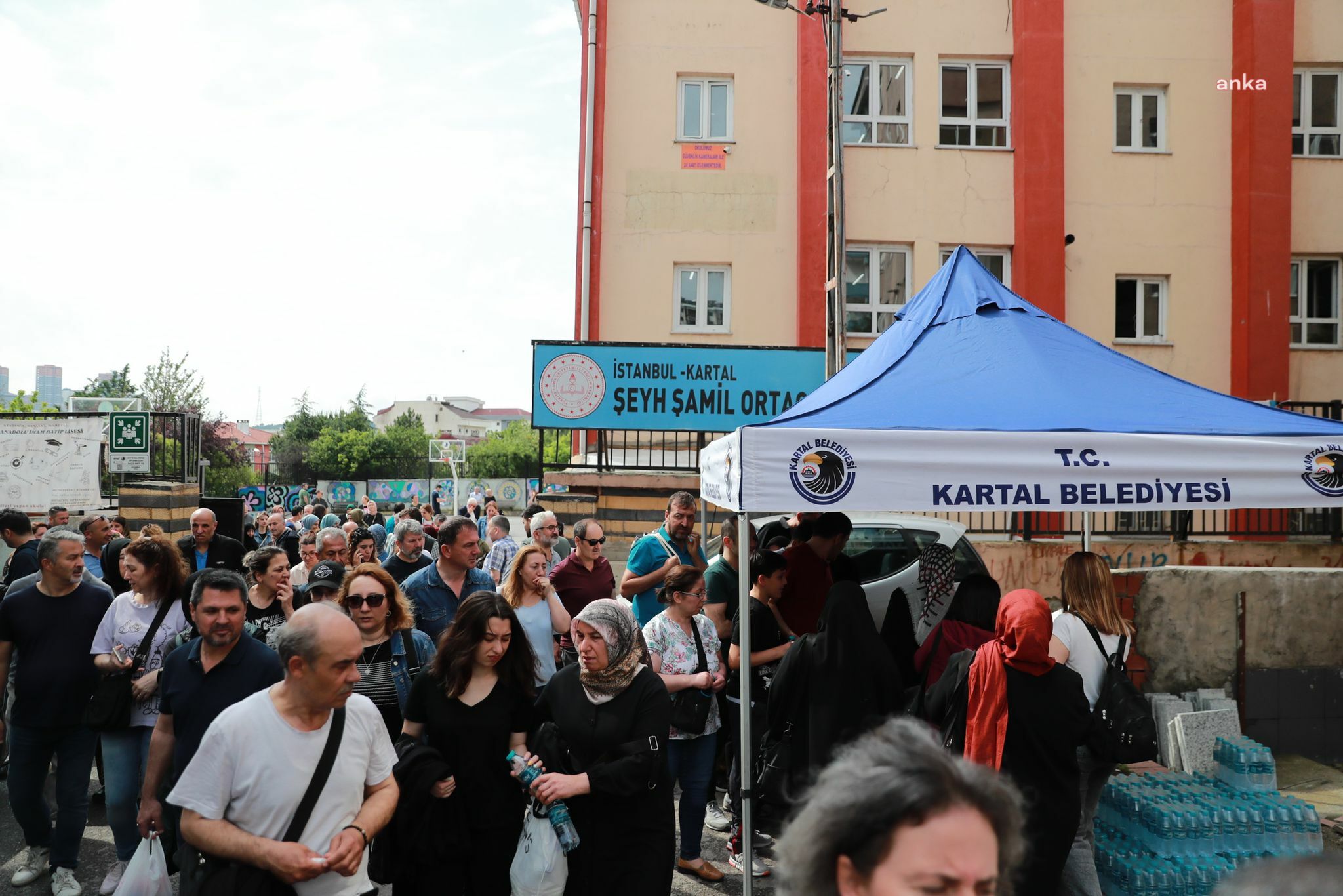 KARTAL BELEDİYESİ, ÜNİVERSİTE SINAVINDA ÖĞRENCİLERİN YANINDA