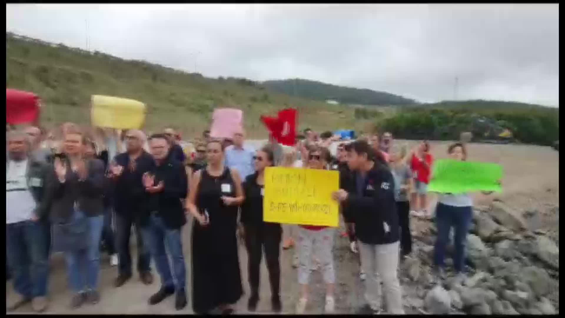 İSTANBUL'DA SARIYER SAKİNLERİ, USKUMRUKÖY'DEKİ BETON SANTRALİ İNŞAATINI PROTESTO ETTİ: "BUNUN FATURASI BURADAKİ İNSANLARA ÇIKACAK"