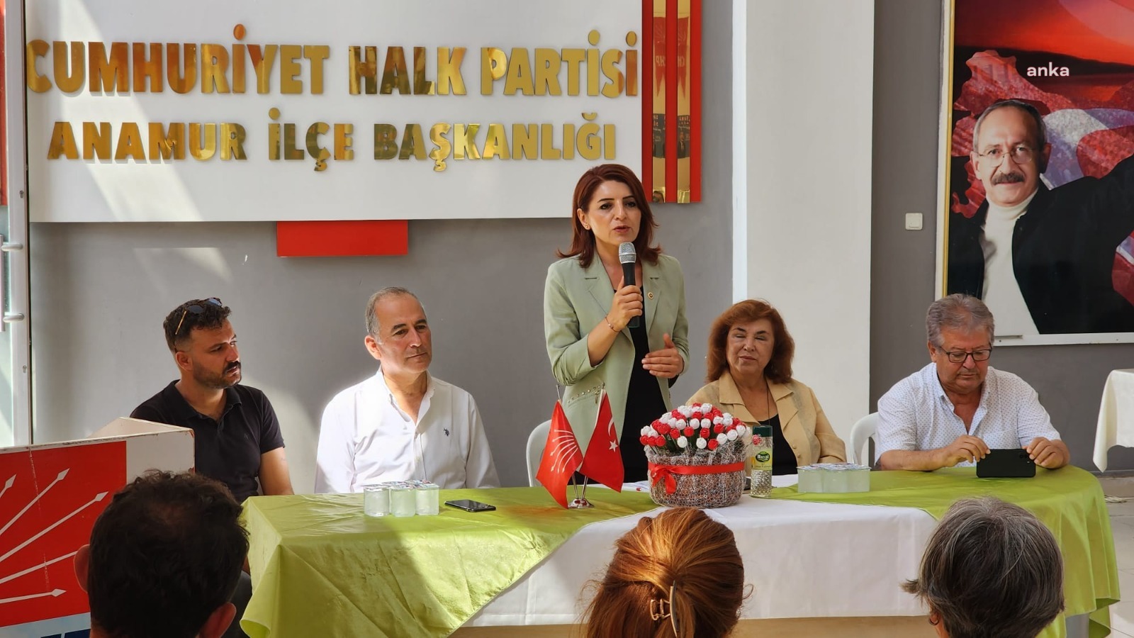 ESKİŞEHİR BÜYÜKŞEHİR BELEDİYESİ, MEZARLIKLARI ZİYARET EDEN VATANDAŞLARA ÇİÇEK DAĞITTI