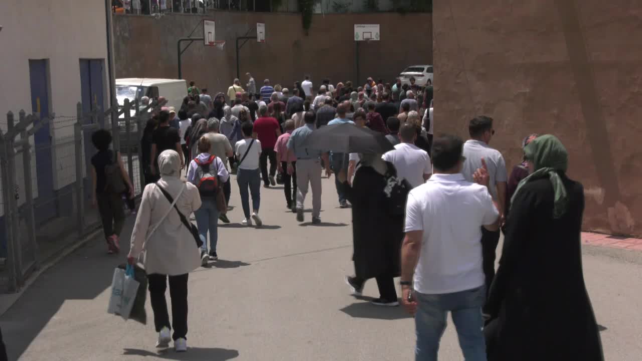 ÜNİVERSİTE SINAVI BUGÜN BİTTİ, VELİLER YURT ÜCRETLERİ VE KİRALARDAN KAYGILI… “MASRAFLARI DAHA DA ARTACAK Kİ EN ÖNEMLİSİ BARINMA, BESLENME”