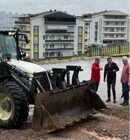 İZMİT BELEDİYESİ EKİPLERİ, YOĞUN YAĞIŞA KARŞI SAHADA