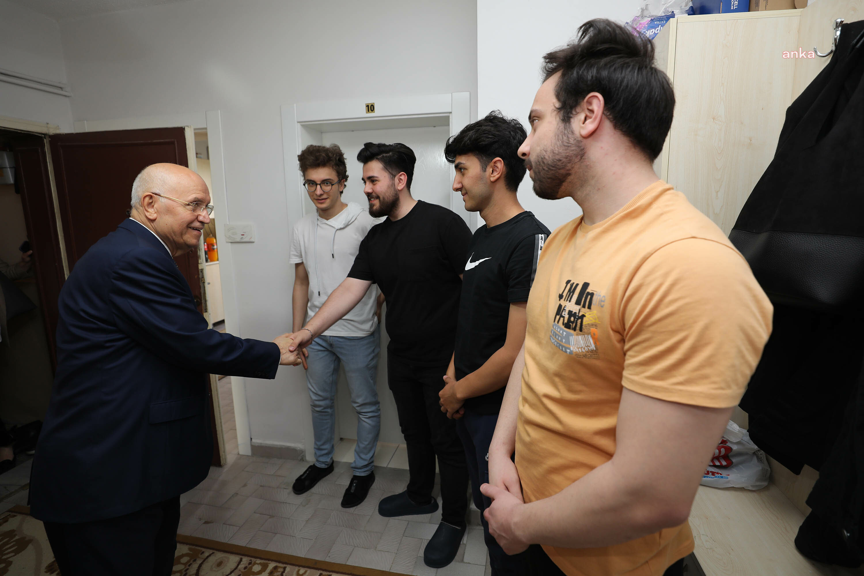 YENİMAHALLE BELEDİYE BAŞKANI YAŞAR'DAN ÜNİVERSİTELİ RASİM KAYA'YA DOĞUM GÜNÜ SÜRPRİZİ