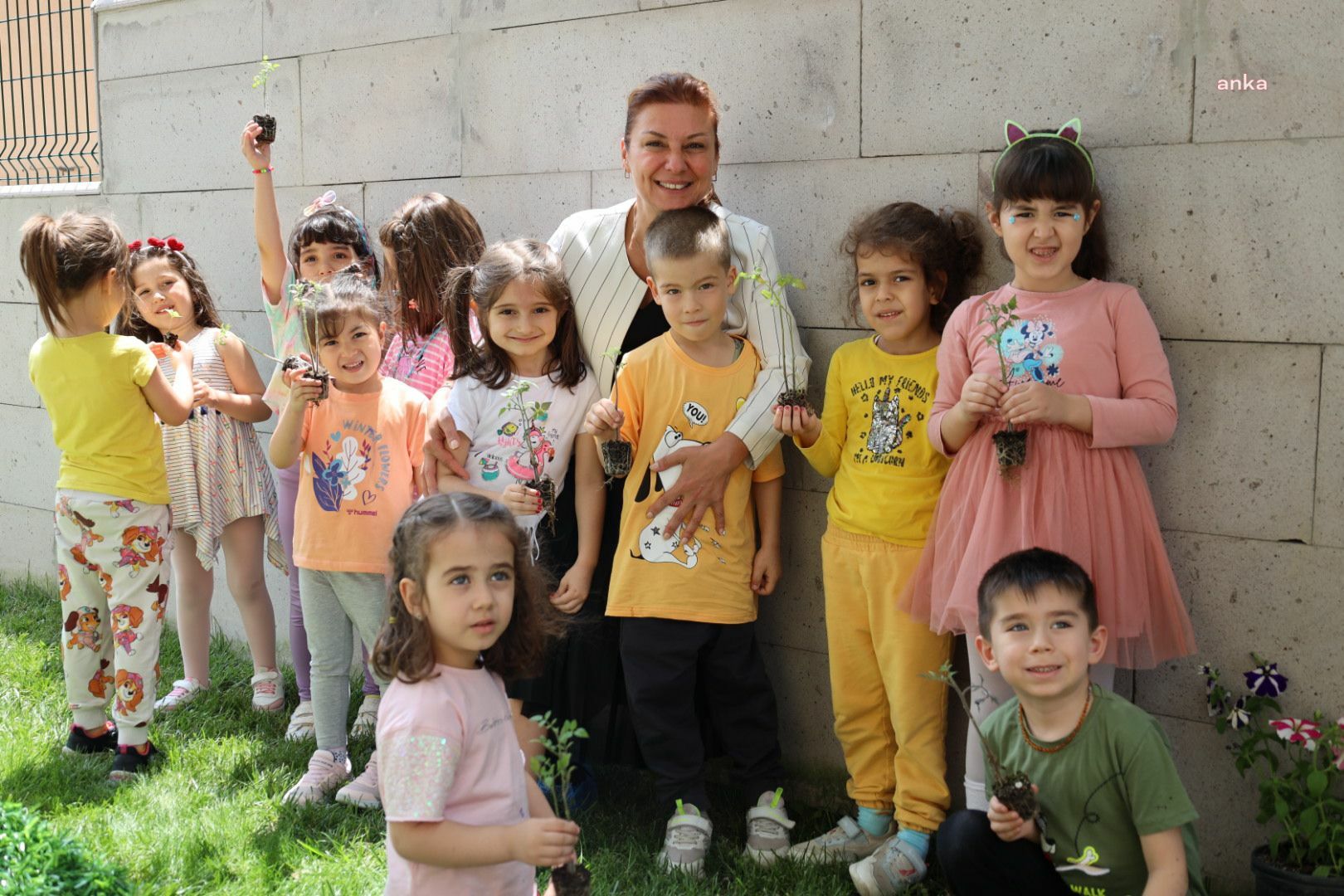SAFRANBOLU BELEDİYE BAŞKANI KÖSE, ÖĞRENCİLERLE BİRLİKTE SEBZE FİDESİ DİKTİ