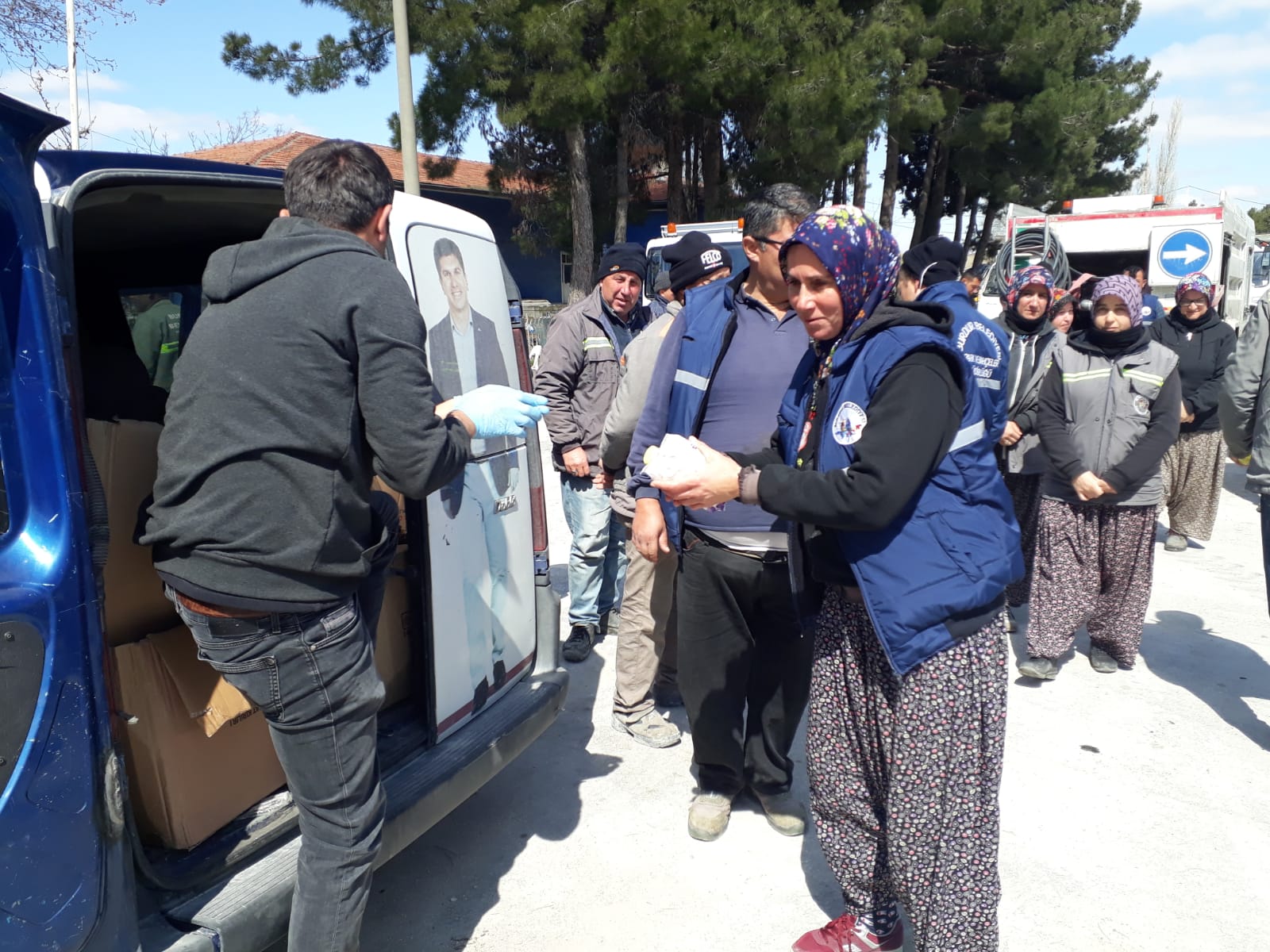 BURDUR BELEDİYESİ PERSONELE KOLONYA DAĞITTI
