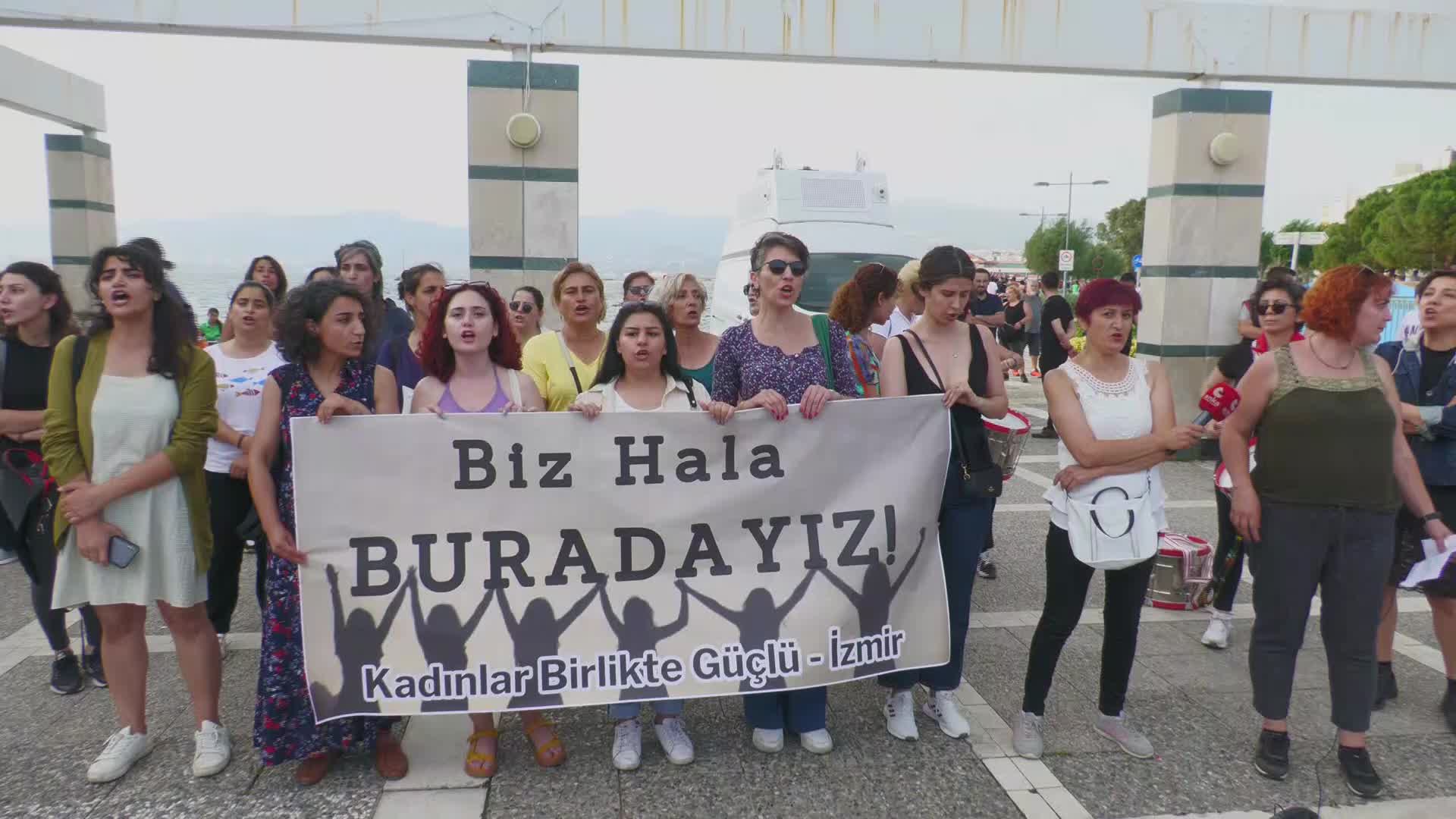 KADINLAR BİRLİKTE GÜÇLÜ PLATFORMU’NDAN PROTESTO: “BİZ BU MÜCADELEDEN VAZGEÇMEDİKÇE ONUR AYLARI, ONUR YÜRÜYÜŞLERİ BU MEMLEKETTE GERÇEKLEŞECEK”