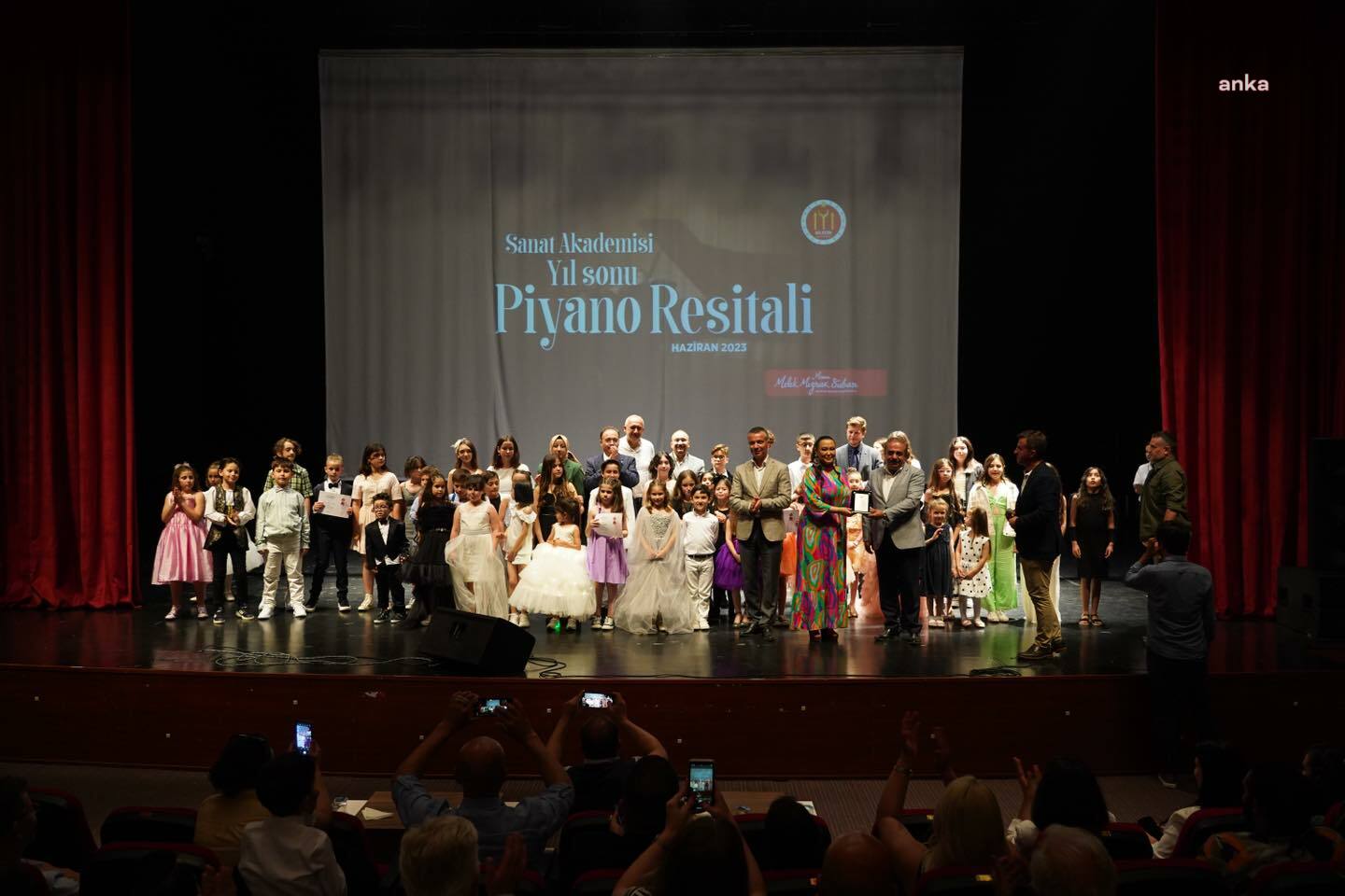 BİLECİK BELEDİYESİ SANAT AKADEMİSİ'NDE EĞİTİM ALAN MİNİK PİYANİSTLER, HÜNERLERİNİ SERGİLEDİ