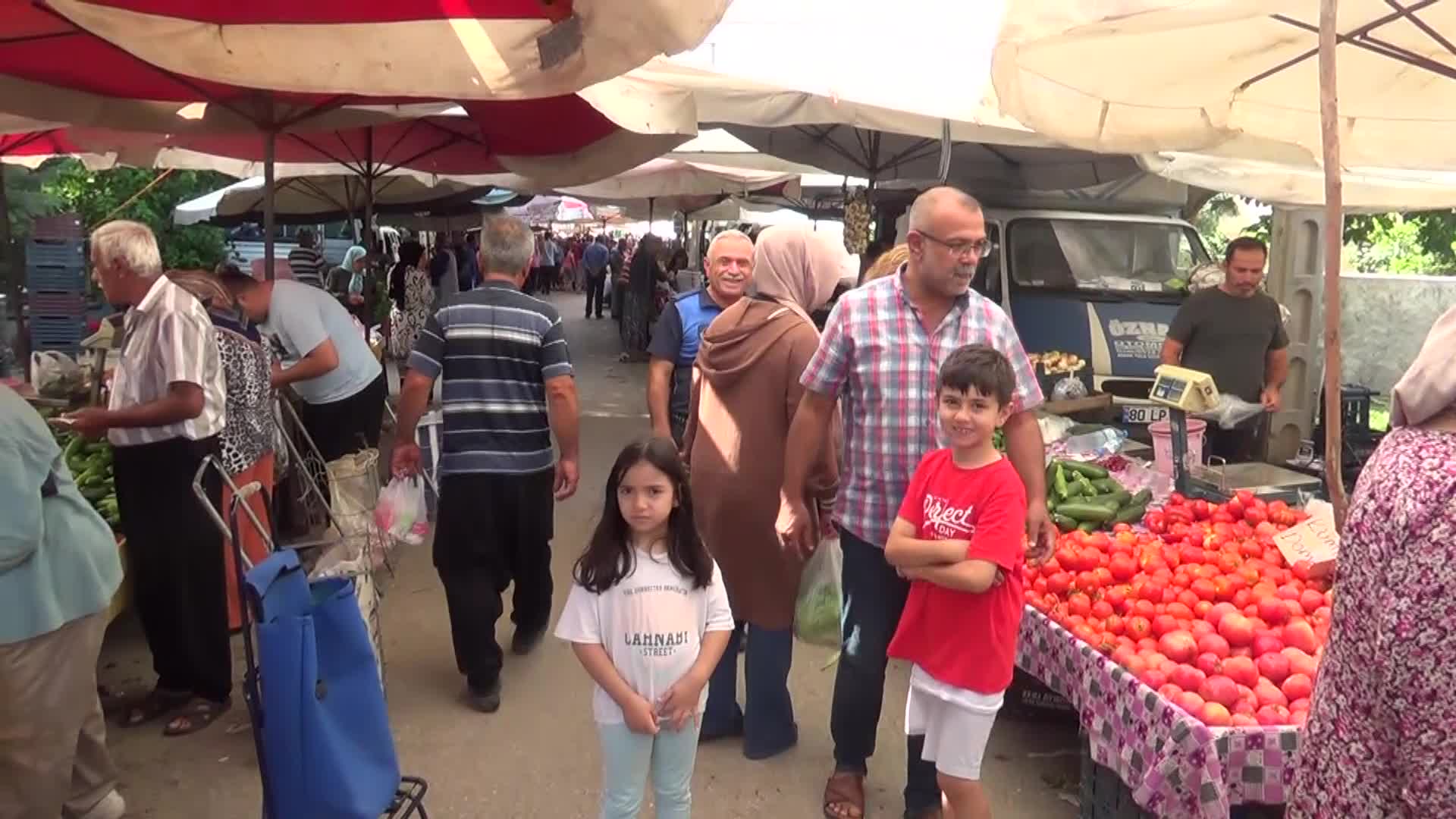 KADİRLİ'DE PAZARDA YEVMİYEYLE ÇALIŞAN EMEKLİ VATANDAŞ: "BİR KURBANLIK ALIRSAK ONA ŞÜKREDECEĞİZ. GEÇİNMEYE ÇALIŞIYORUZ"