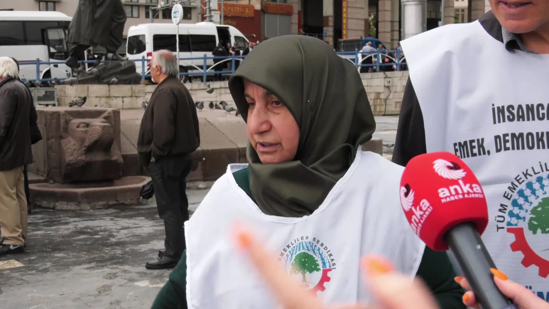 3 BİN 700 LİRA MAAŞ ALAN EMEKLİ VATANDAŞ: “DOĞAL GAZ YAKMIYORUM, OTLA ÇÖPLE YEMEK PİŞİRİYORUM. BU MU MUTLULUK? TÜRKİYE’DEKİ MUTLULUĞU BANA GÖSTERİN DE O MUTLULUKTAN BİR PARÇA DA BİZ ALALIM”