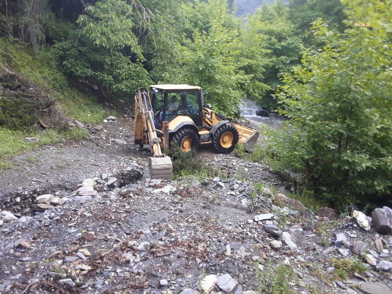 EFELER BELESİYESİ EKİPLERİNDEN KAPANAN YOLLARA HIZLI MÜDAHALE