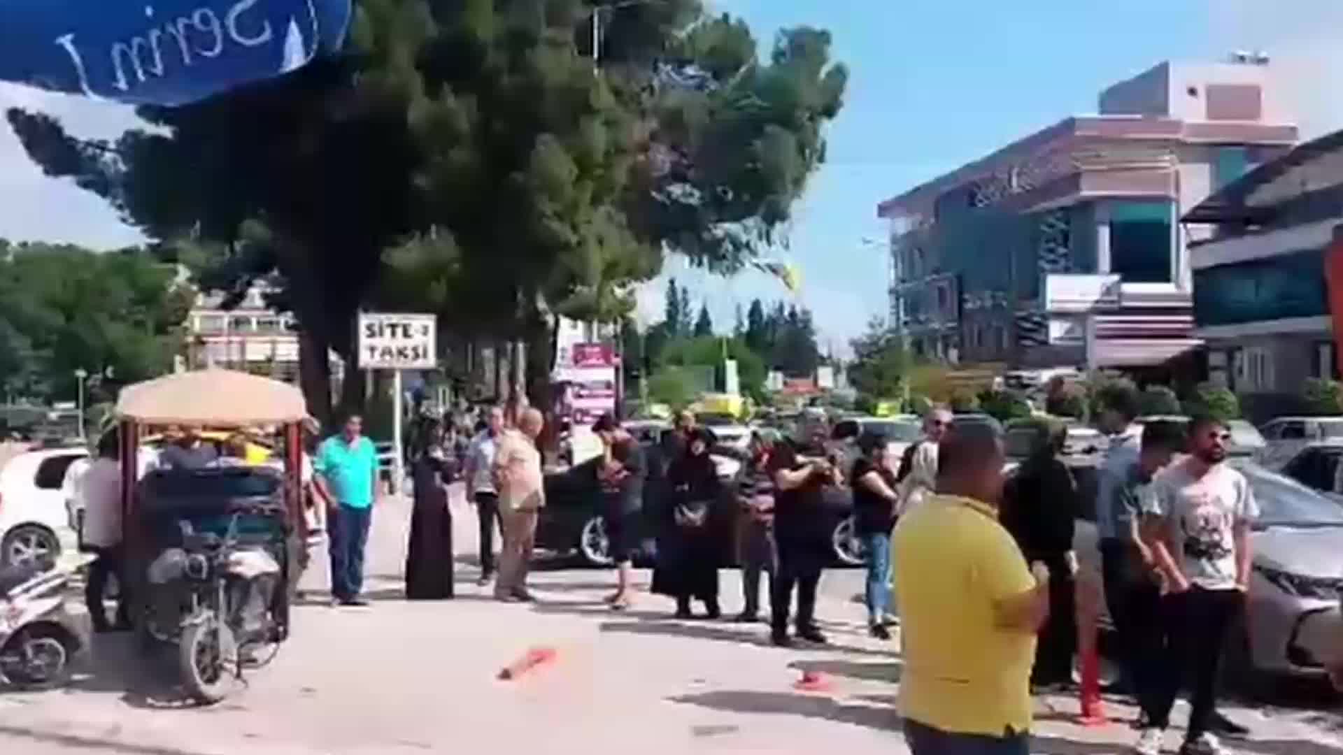 OSMANİYE'DE SANDIK GÖREVLİLERİ, GÖREV ÜCRETİNİ ALABİLMEK İÇİN BANKA ÖNÜNDE UZUN KUYRUKLAR OLUŞTURDU