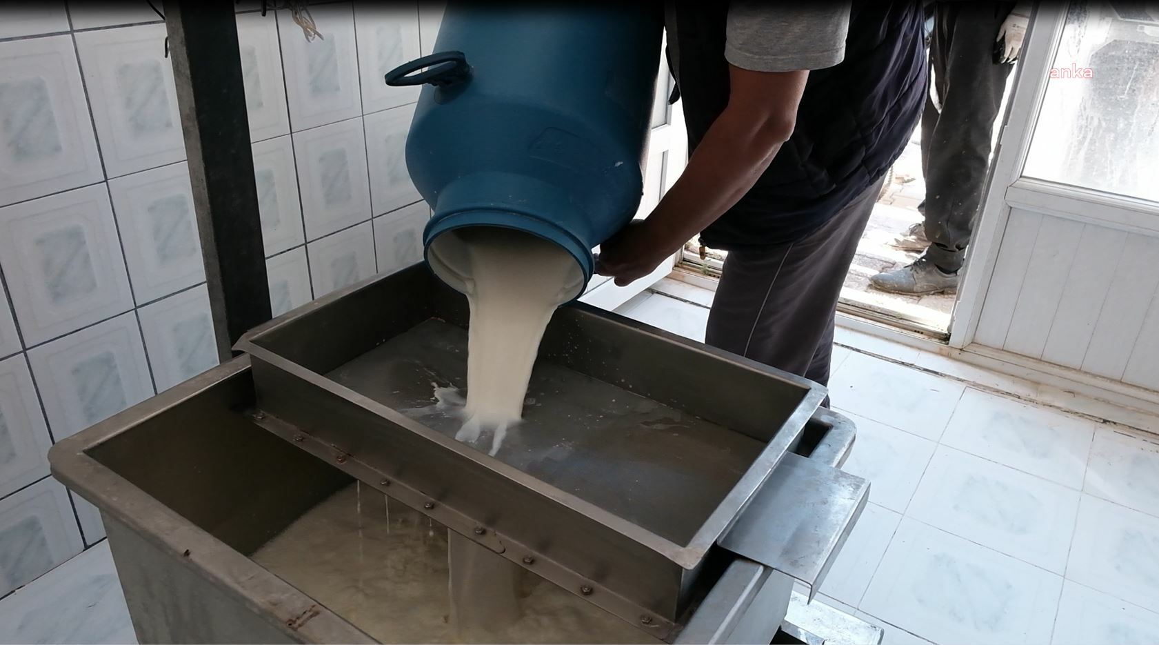 ANTALYA BÜYÜKŞEHİR’DEN ELMALILI SÜT ÜRETİCİLERİNE 6 TONLUK SÜT SOĞUTMA TANKI HİBESİ