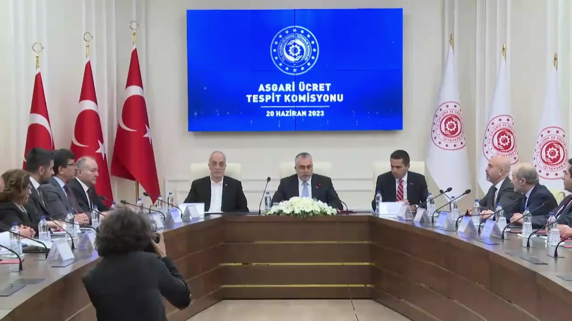 ASGARİ ÜCRET 11 BİN 402 LİRA OLDU… BAKAN VEDAT IŞIKHAN: “YÜZDE 34 GİBİ ENFLASYON ORANININ HAYLİ ÜZERİNDE, REFAH PAYI İÇEREN BİR ORANLA ARA ZAMMI GERÇEKLEŞTİRMİŞ BULUNUYORUZ”