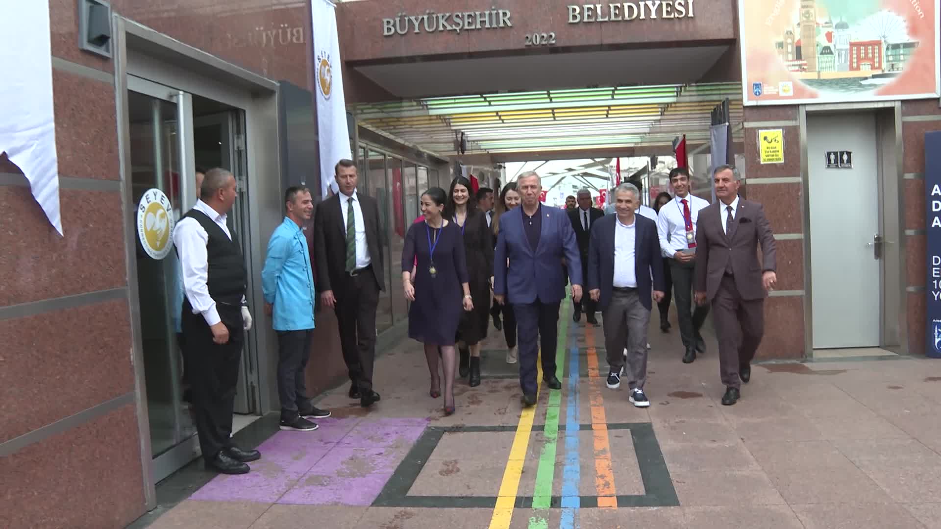 MANSUR YAVAŞ, GÖKKUŞAĞI YABANCI DİL EĞİTİM MERKEZİ SERTİFİKA TÖRENİNDE GENÇLERLE BULUŞTU
