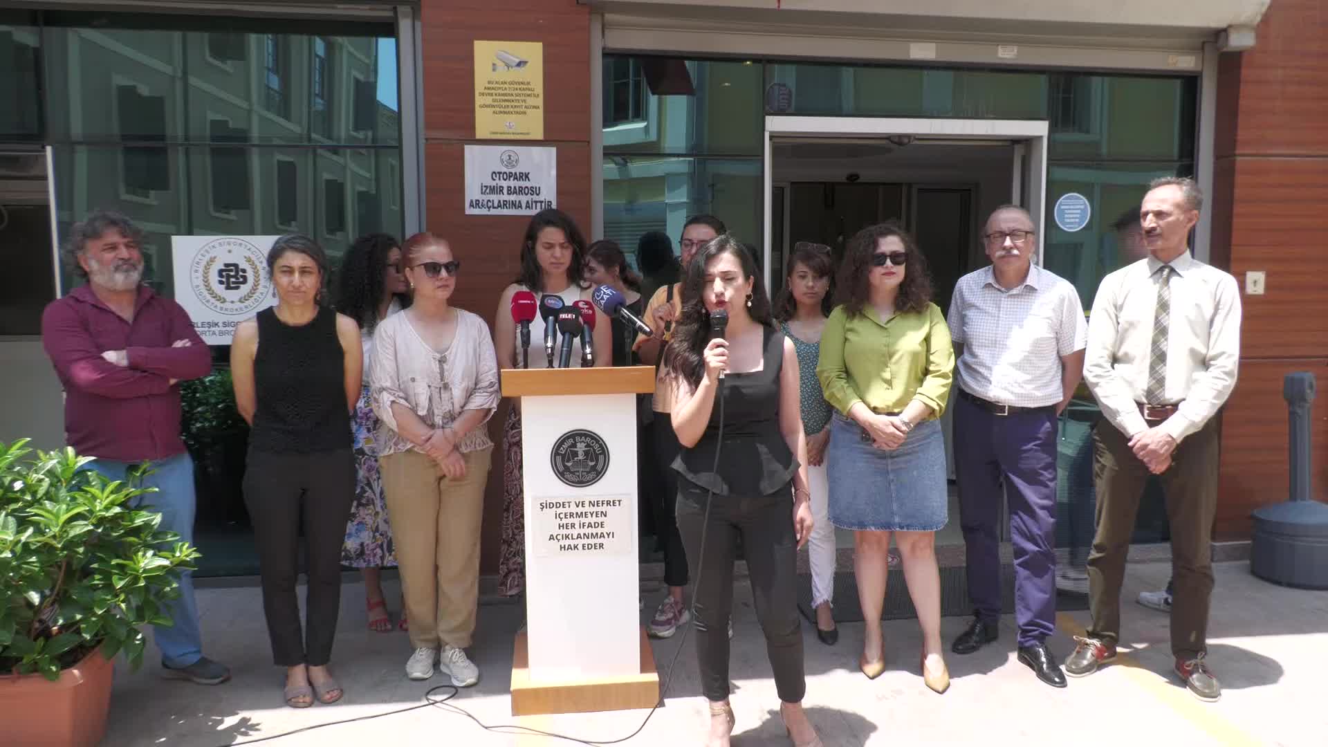 İZMİR BAROSU: “MÜLTECİLERİN GERİ GÖNDERİLMESİNİN YURTTAŞLARA VAAT OLARAK SUNULMASI TOPLUMDA NEFRET SÖYLEMİNİ BESLİYOR VE NEFRET SUÇLARININ İŞLENMESİNE ZEMİN HAZIRLIYOR”