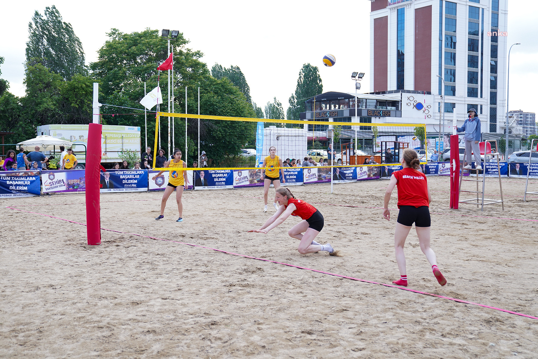 TEPEBAŞI'NDA DÜZENLENEN PLAJ VOLEYBOLU FESTİVALİNDE ŞAMPİYONLAR BELLİ OLDU