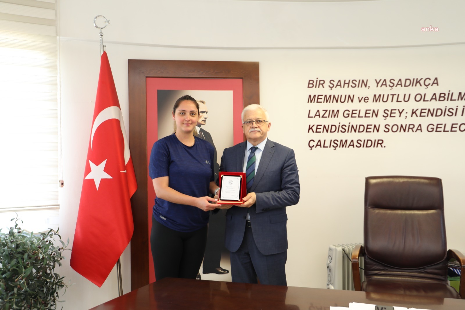 ÇENGELKÖY VOLEYBOL TAKIMI’NDAN BURHANİYE BELEDİYE BAŞKANI DEVECİLER'E ONURSAL BAŞKANLIK PLAKETİ