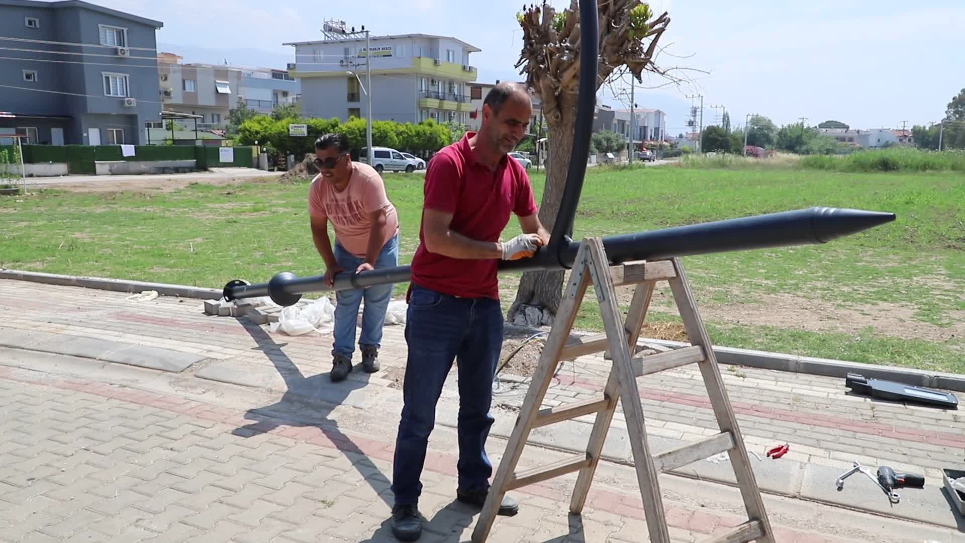 MENDERES BELEDİYESİ SAHİL BÖLGESİNE YENİ AYDINLATMA DİREKLERİ YERLEŞTİRDİ