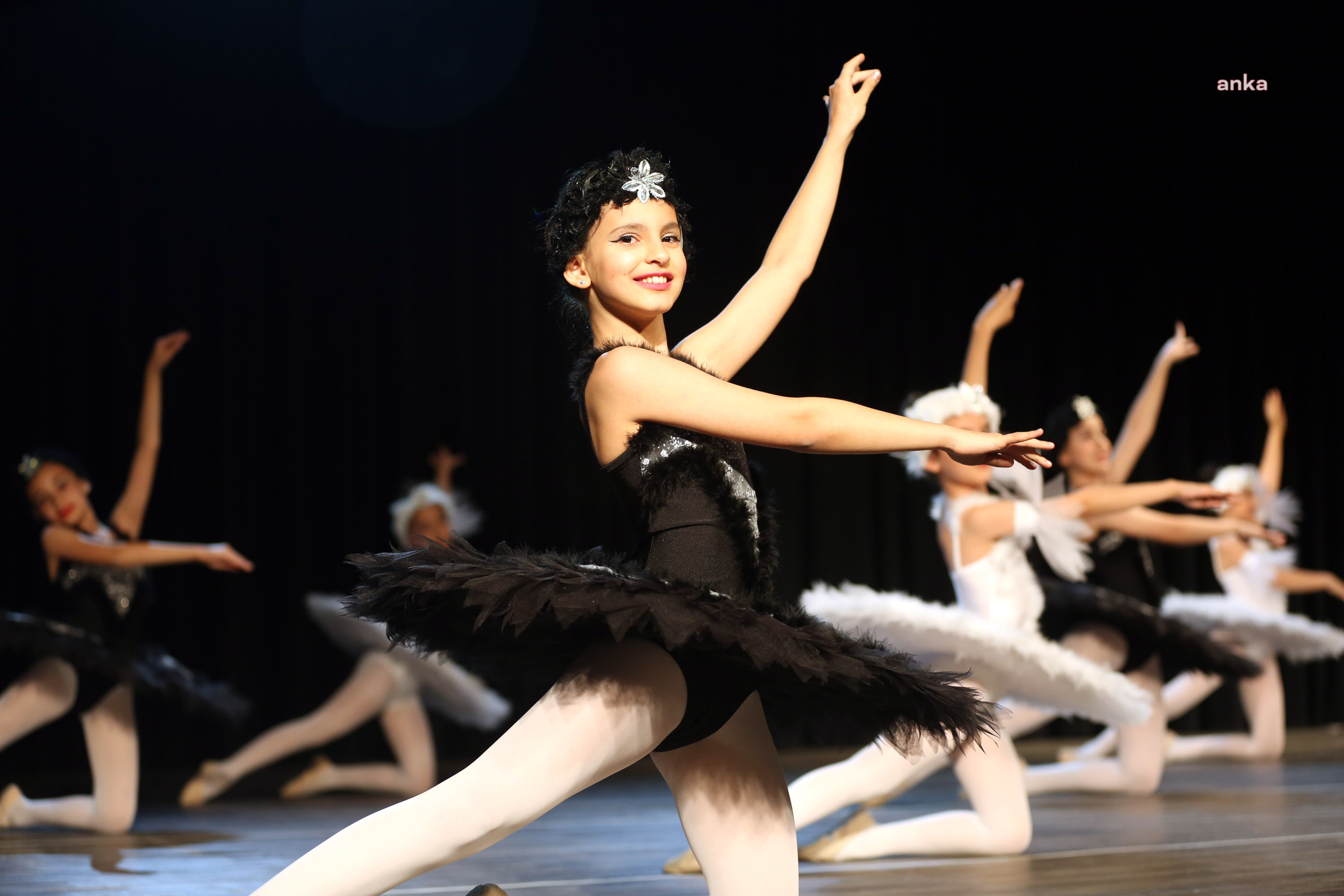 YENİMAHALLELİ KÜÇÜK DANSÇILARDAN YIL SONU GÖSTERİSİ