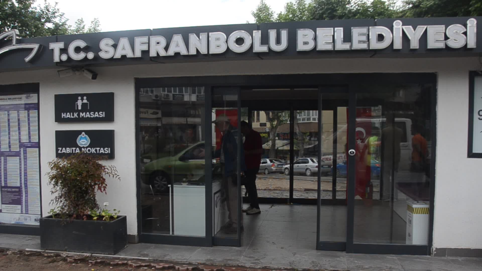BULDUĞU CÜZDANI SAHİBİNE TESLİM EDEN SAFRANBOLU BELEDİYESİ TEMİZLİK İŞÇİSİ: "BEN İNSANLIK VAZİFEMİ YAPTIM"