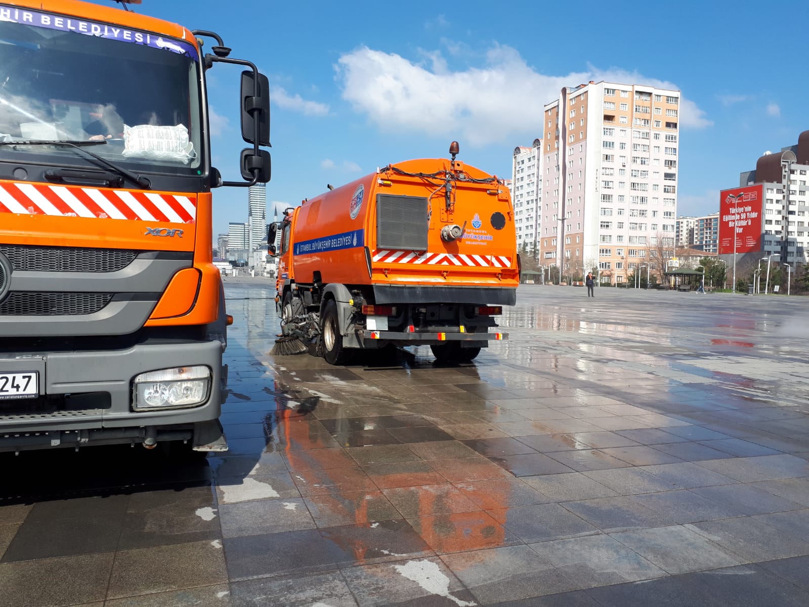 MEYDANLARDA KORONAVİRÜS TEMİZLİĞİ BAŞLADI