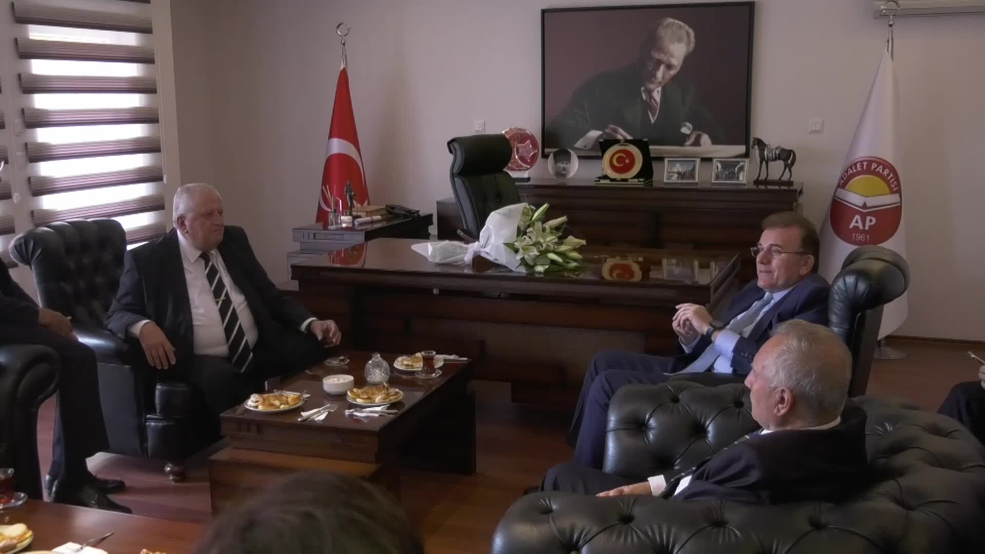 ADALET PARTİSİ VE DOĞRU PARTİ BİRLEŞME KARARI ALDIKLARINI AÇIKLADI. ADALET PARTİSİ LİDERİ ÖZ: “MERKEZ SAĞI BİRLEŞTİRECEK İLK HAMLEYİ YAPMAYI KARARLAŞTIRMIŞ BULUNUYORUZ”