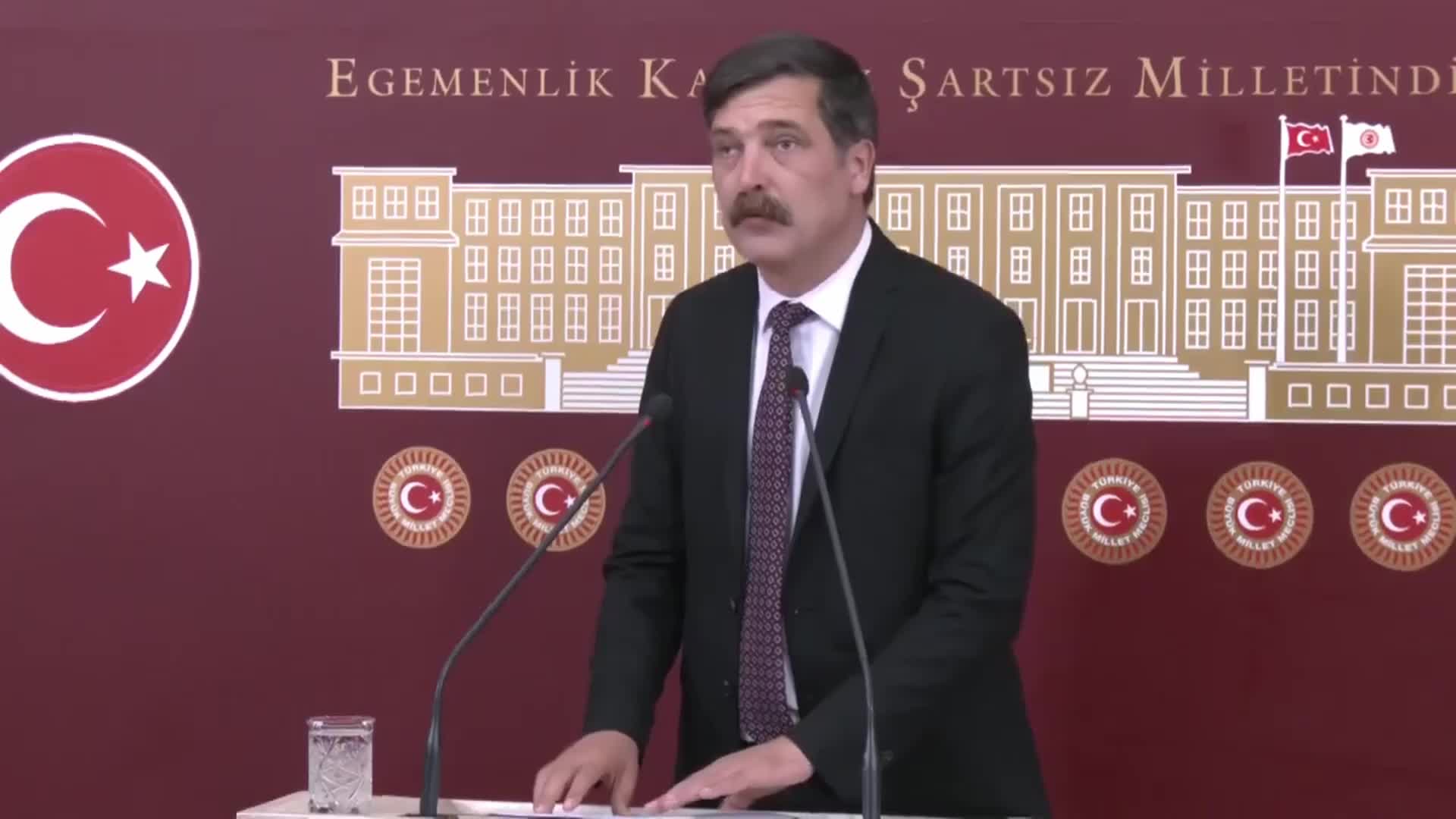 ERKAN BAŞ'TAN "ABDÜLBAKİ DAKAK" TEPKİSİ: "HER ALLAH’IN GÜNÜ HAK ARAYAN HER İNSANI BÖLÜCÜLÜKLE, TERÖRİSTLİKLE İTHAM EDEN HAYSİYETSİZLER CEVAP VERSİNLER BANA. BU ÜLKEDE MENZİL CEMAATİNİN BİR ÖZERKLİĞİ Mİ VAR?"