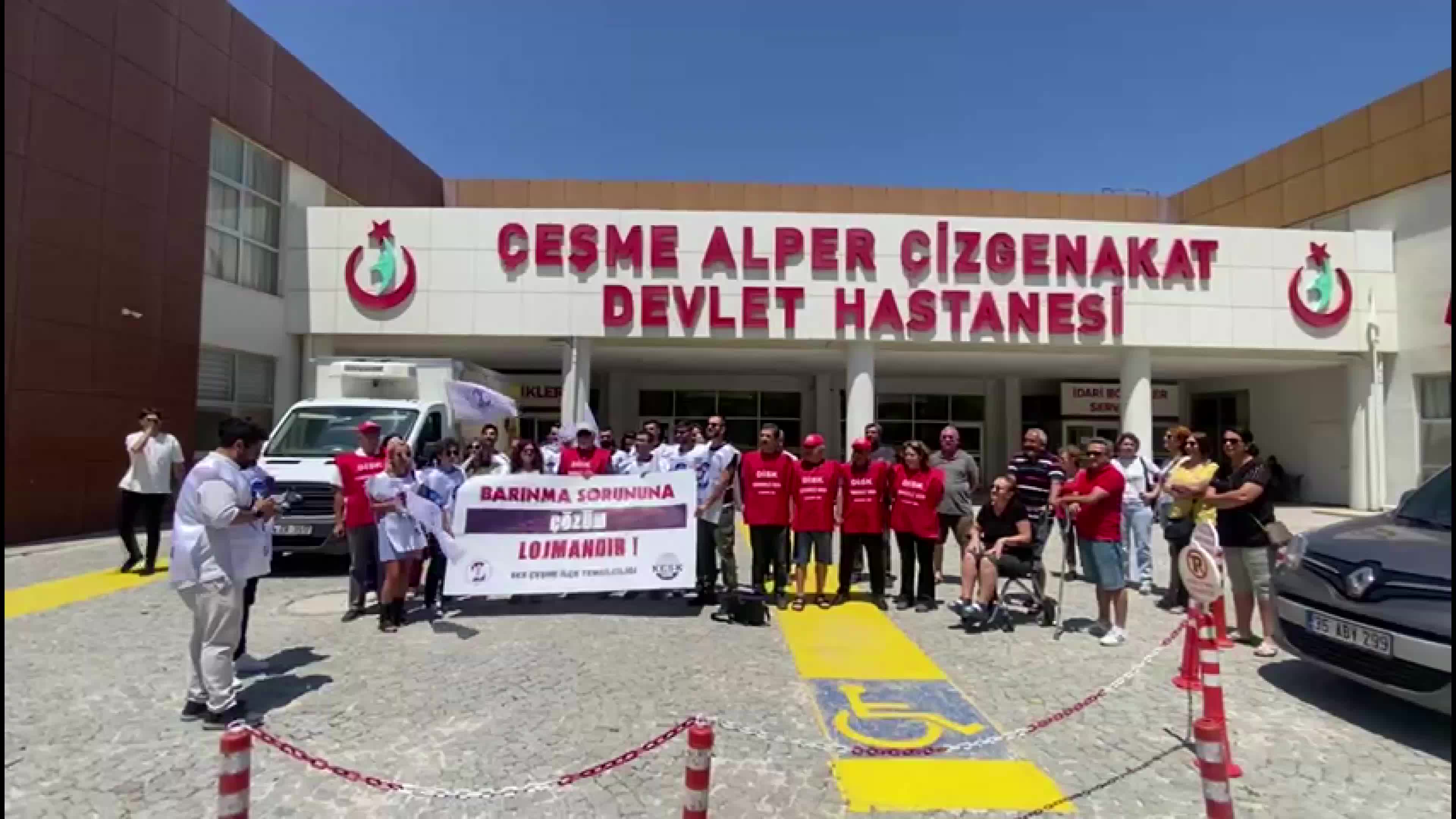 ÇEŞME’DE LOJMAN İSTEYEN SAĞLIKÇILAR BARINMA SORUNUNU PROTESTO ETTİ: “BURAYA TATİLE DEĞİL HİZMET İÇİN GELDİK”