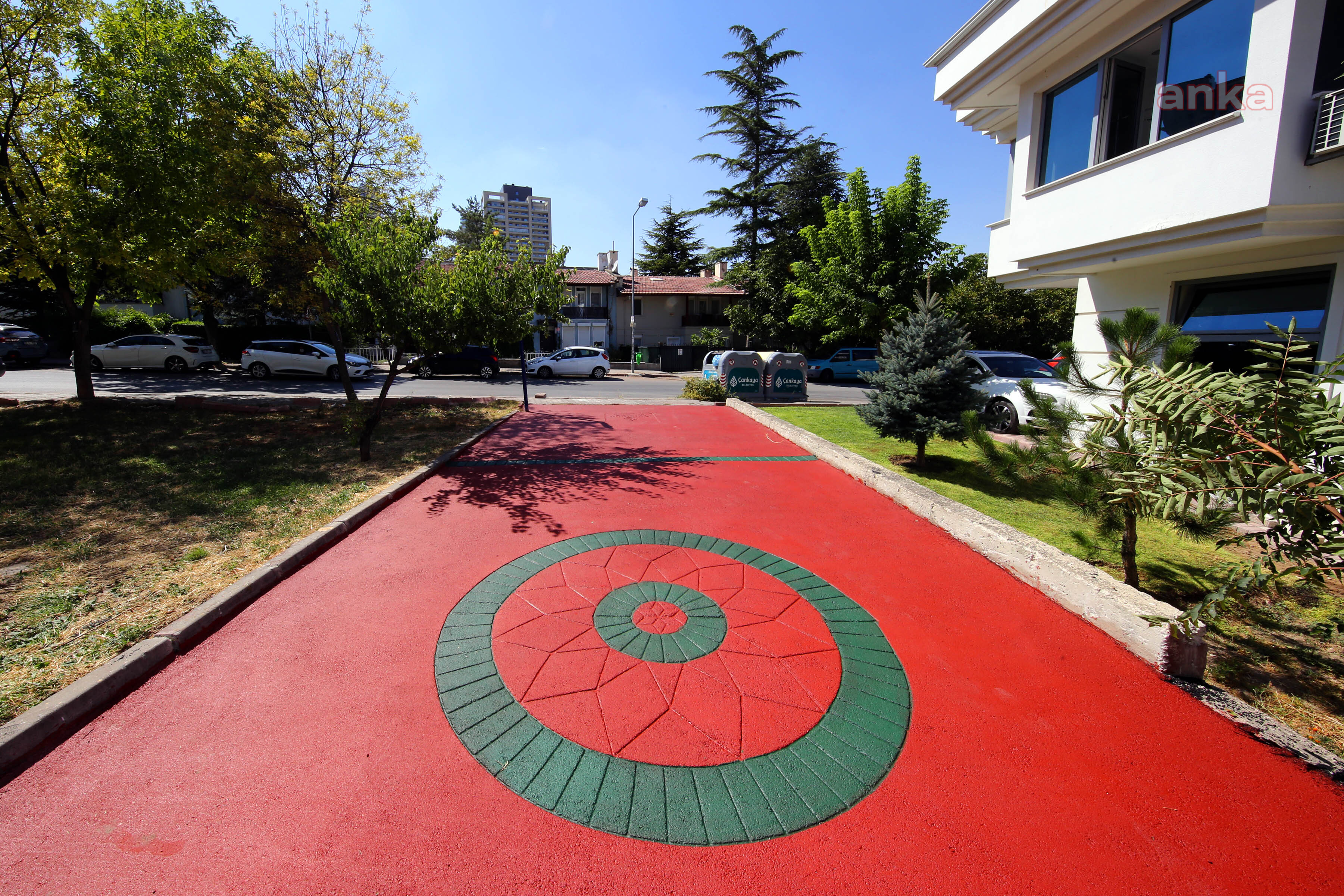ÇANKAYA’DA RENKLİ DESENLİ KALDIRIM YAYGINLAŞIYOR