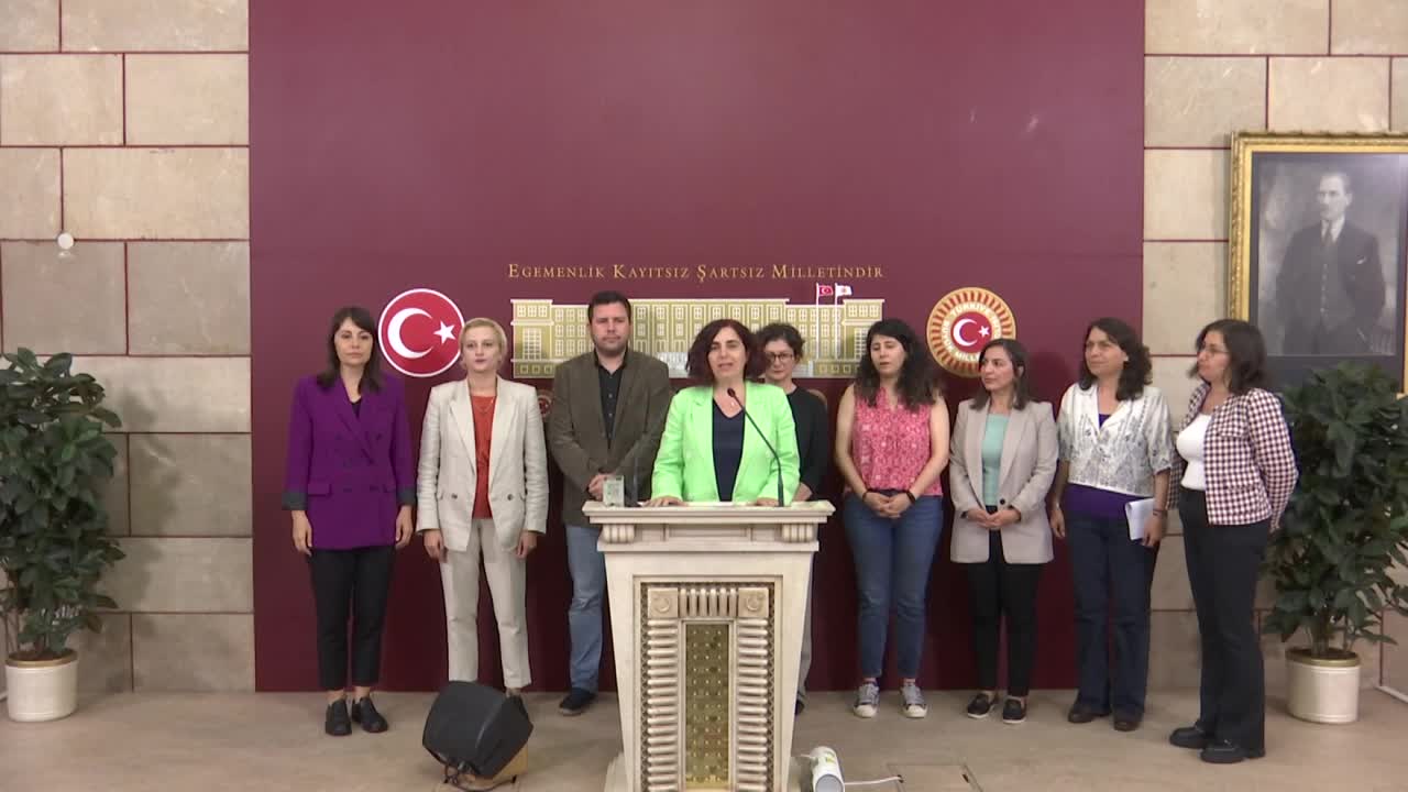 SEVİLAY ÇELENK: "TOPLAM 406 BAK AKADEMİSYENİNDEN 101'İ İADE EDİLDİ, 136'SININ İADESİ REDDEDİLDİ. 130'UNUN DAVA SÜRECİ DEVAM EDİYOR. BU BİLE NASIL BİR HUKUKSUZLUKLA KARŞI KARŞIYA OLDUĞUMUZU GÖSTERİYOR"