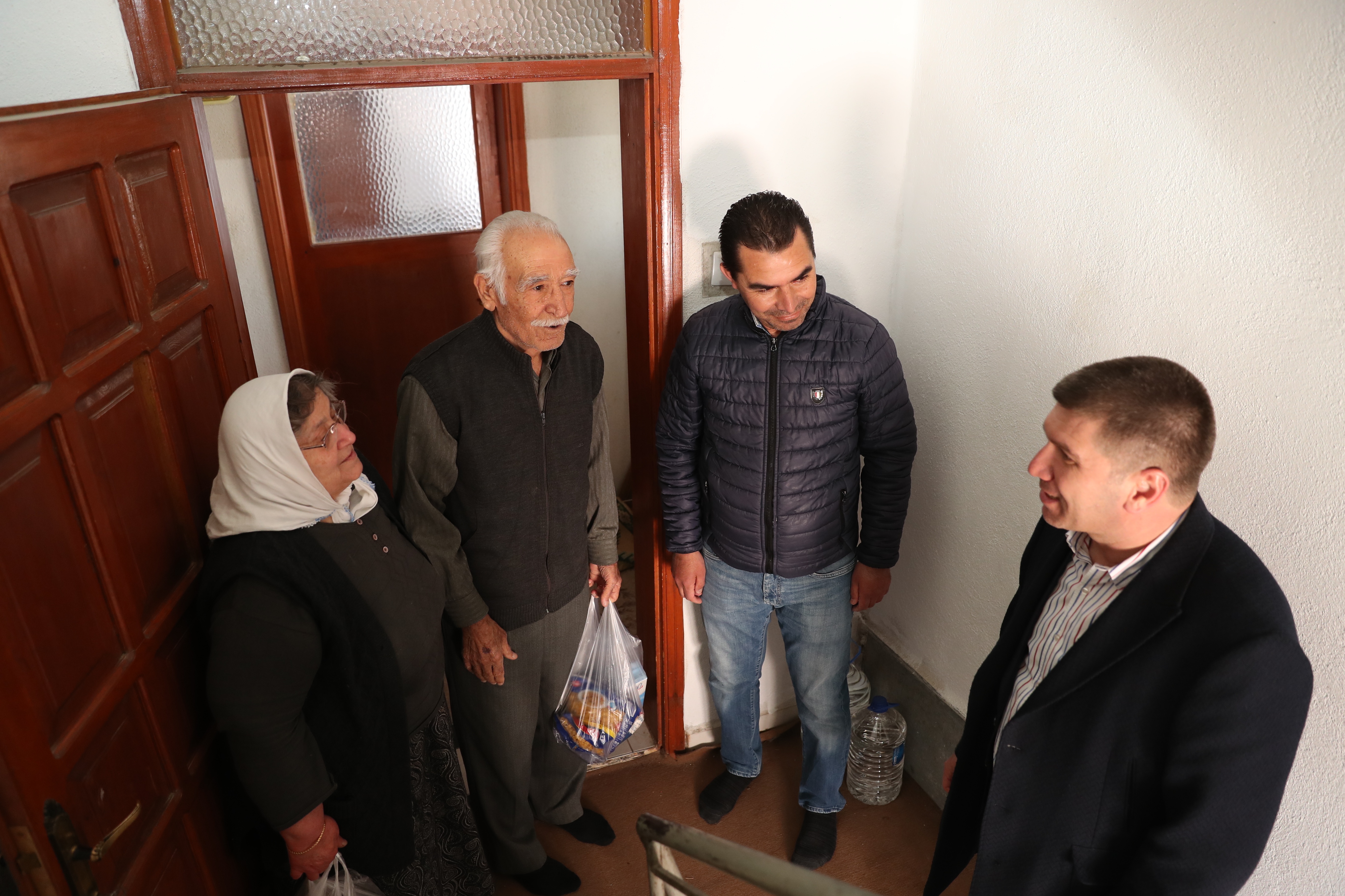 BURDUR'DA 65 YAŞ ÜSTÜ İÇİN EVE TESLİM ALIŞVERİŞ DÖNEMİ BAŞLADI