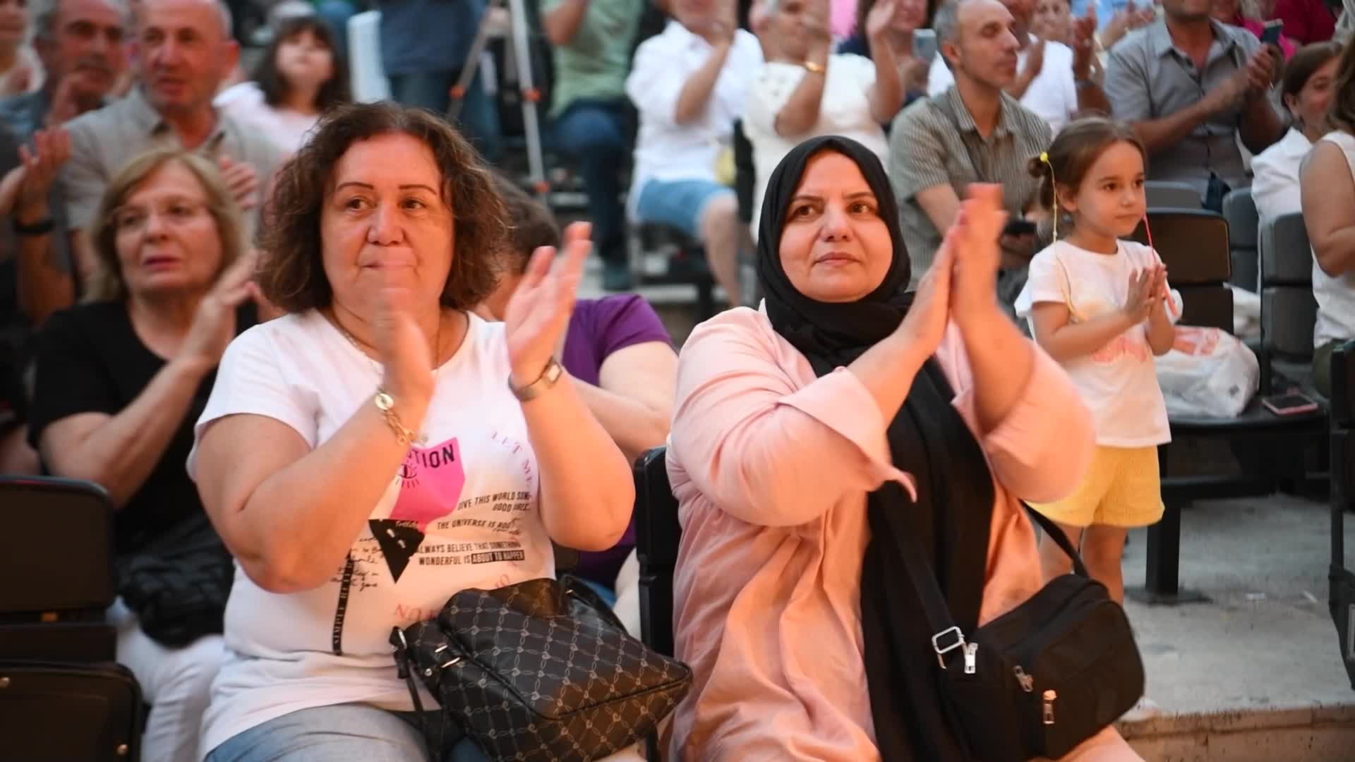 BORNOVALI KADINLARDAN TÜRKÜ ZİYAFETİ