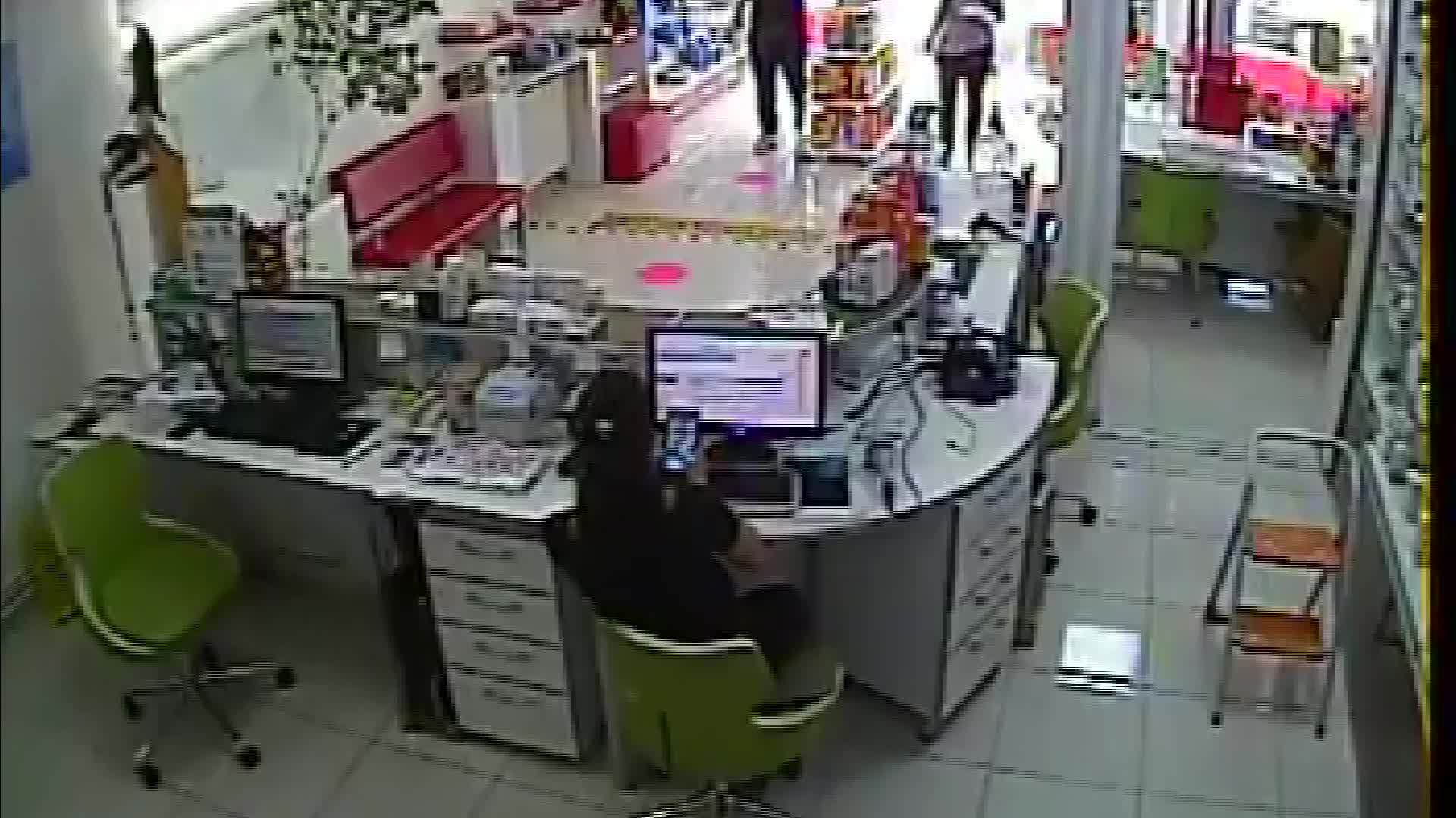 RAFLARI DAĞITTI, ECZANE ÇALIŞANINA SALDIRDI